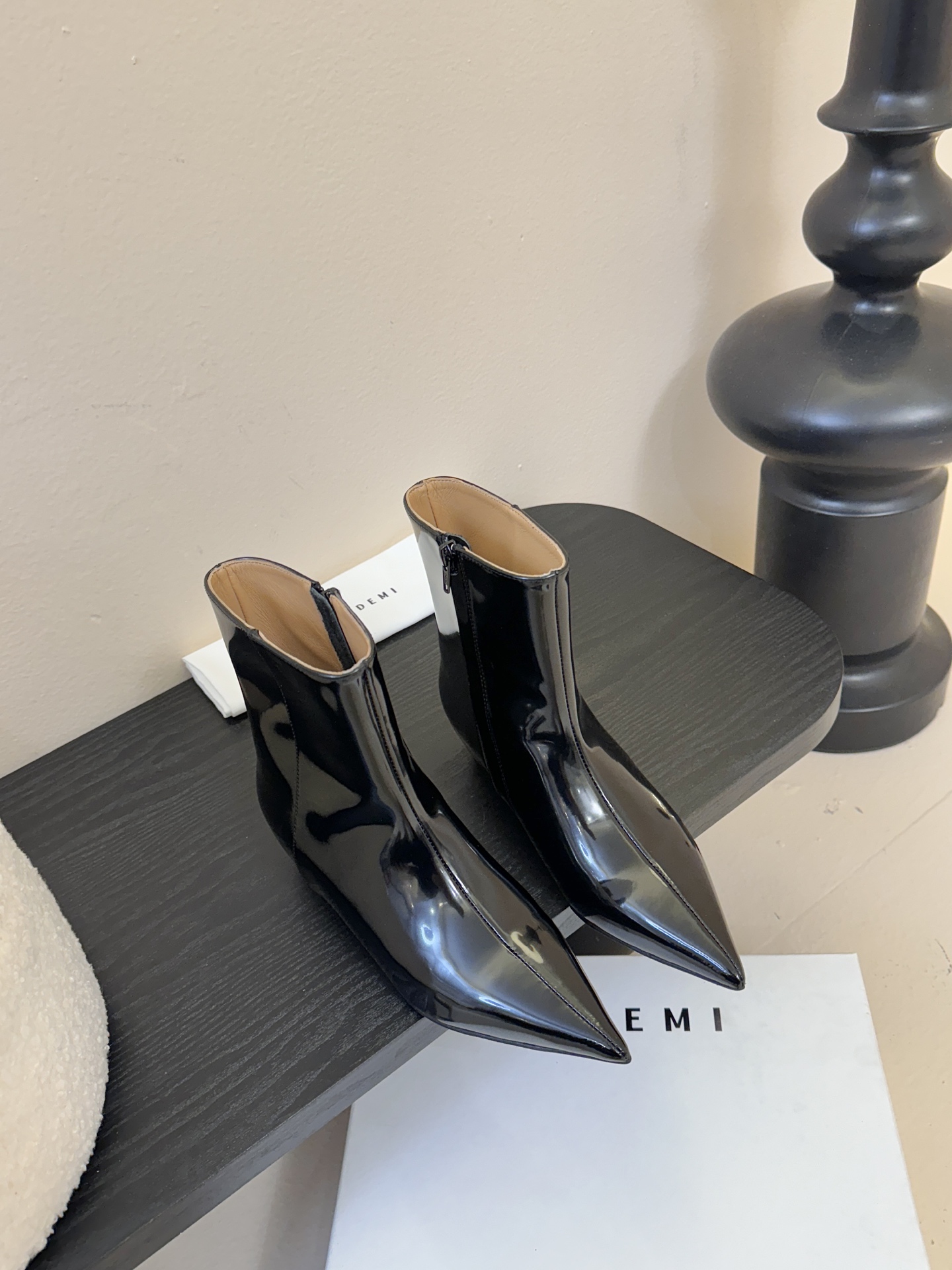 HIDEM* 𝟐𝟓𝐀𝐖新品✔️尖头靴｜把酷飒高级焊在腿上 当漆皮质感撞上先锋方头 这双靴直接改写秋冬时髦