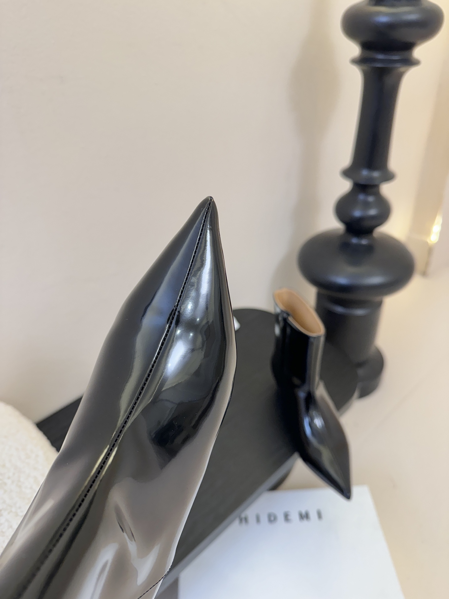 HIDEM* 𝟐𝟓𝐀𝐖新品✔️尖头靴｜把酷飒高级焊在腿上 当漆皮质感撞上先锋方头 这双靴直接改写秋冬时髦