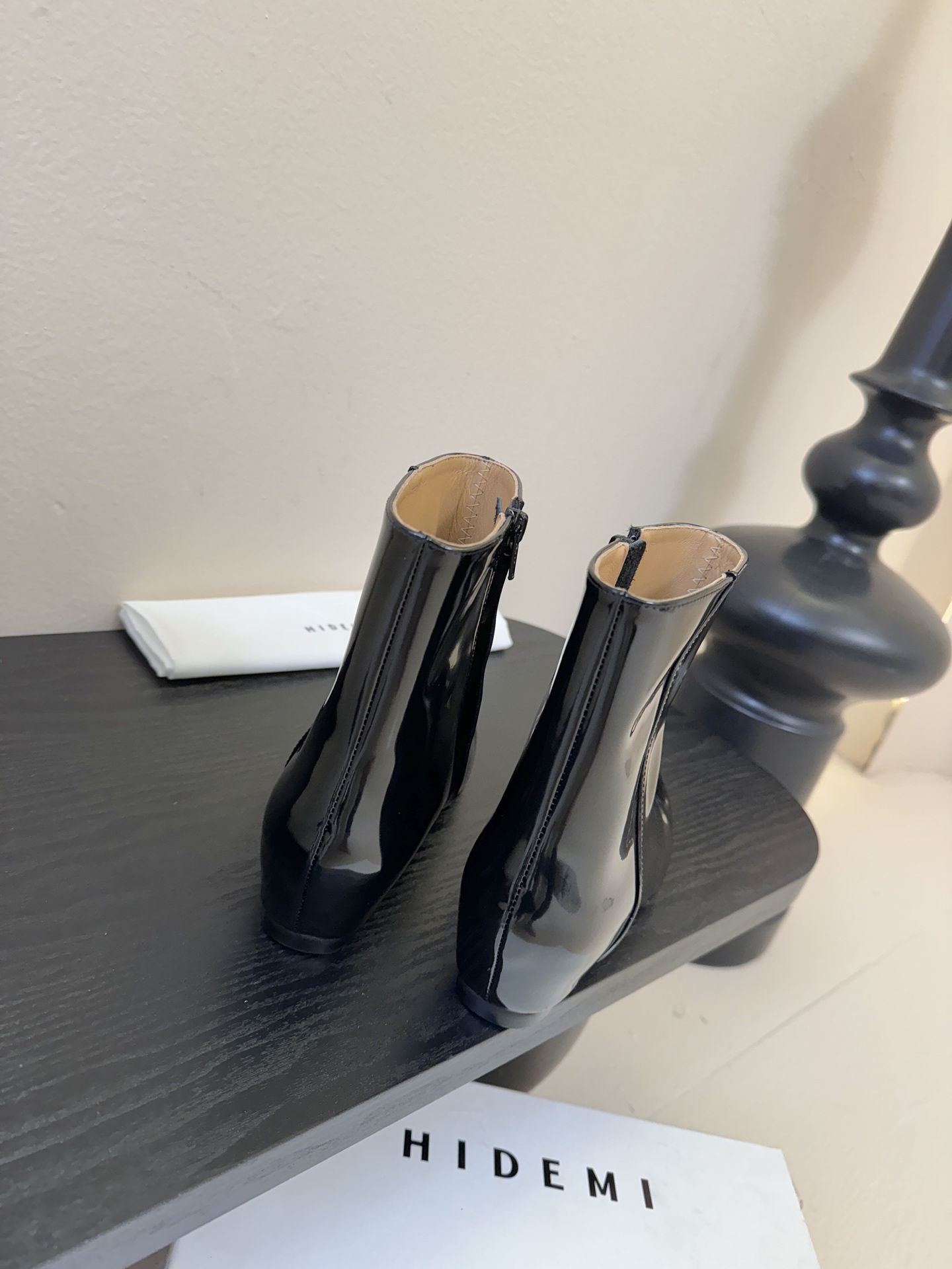 HIDEM* 𝟐𝟓𝐀𝐖新品✔️尖头靴｜把酷飒高级焊在腿上 当漆皮质感撞上先锋方头 这双靴直接改写秋冬时髦