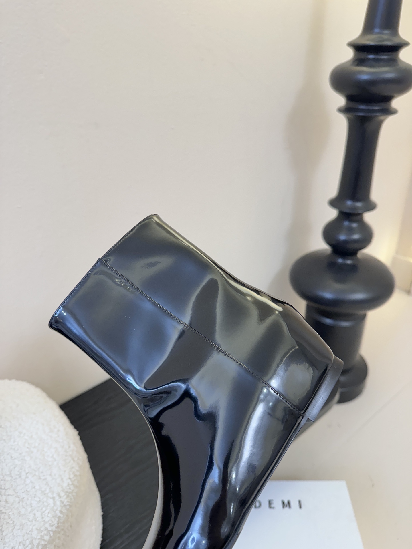 HIDEM* 𝟐𝟓𝐀𝐖新品✔️尖头靴｜把酷飒高级焊在腿上 当漆皮质感撞上先锋方头 这双靴直接改写秋冬时髦