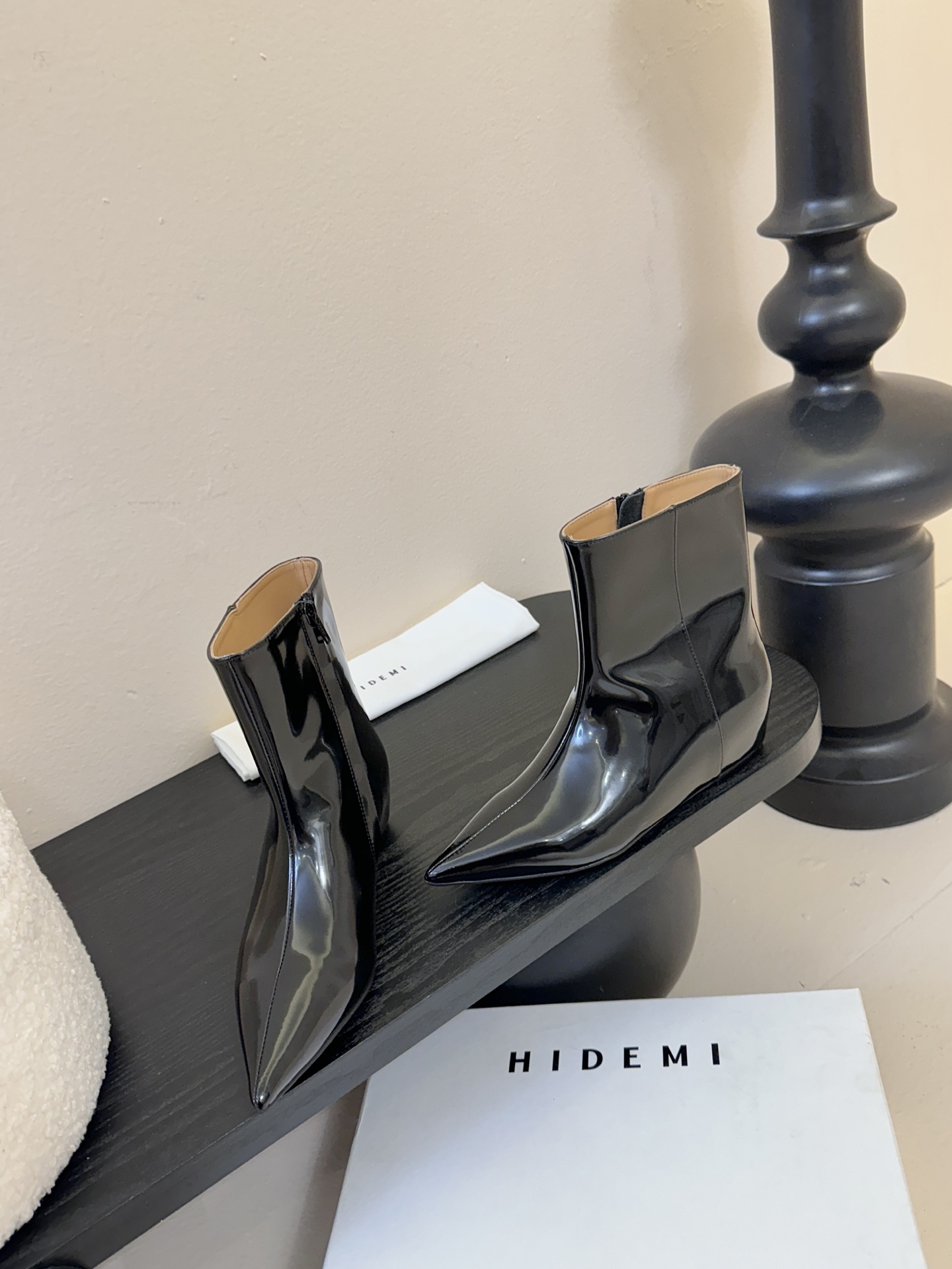 HIDEM* 𝟐𝟓𝐀𝐖新品✔️尖头靴｜把酷飒高级焊在腿上 当漆皮质感撞上先锋方头 这双靴直接改写秋冬时髦