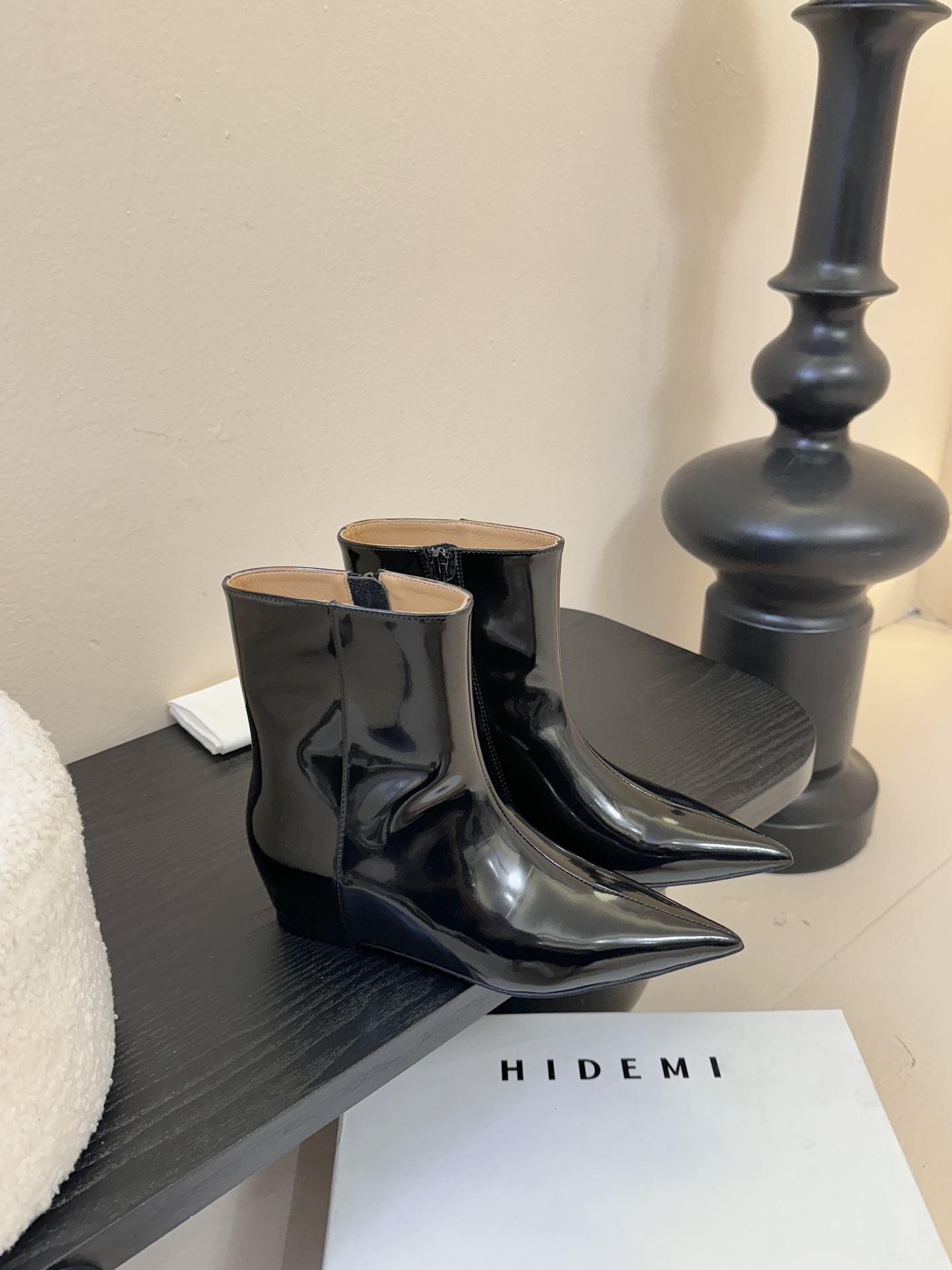 HIDEM* 𝟐𝟓𝐀𝐖新品✔️尖头靴｜把酷飒高级焊在腿上 当漆皮质感撞上先锋方头 这双靴直接改写秋冬时髦