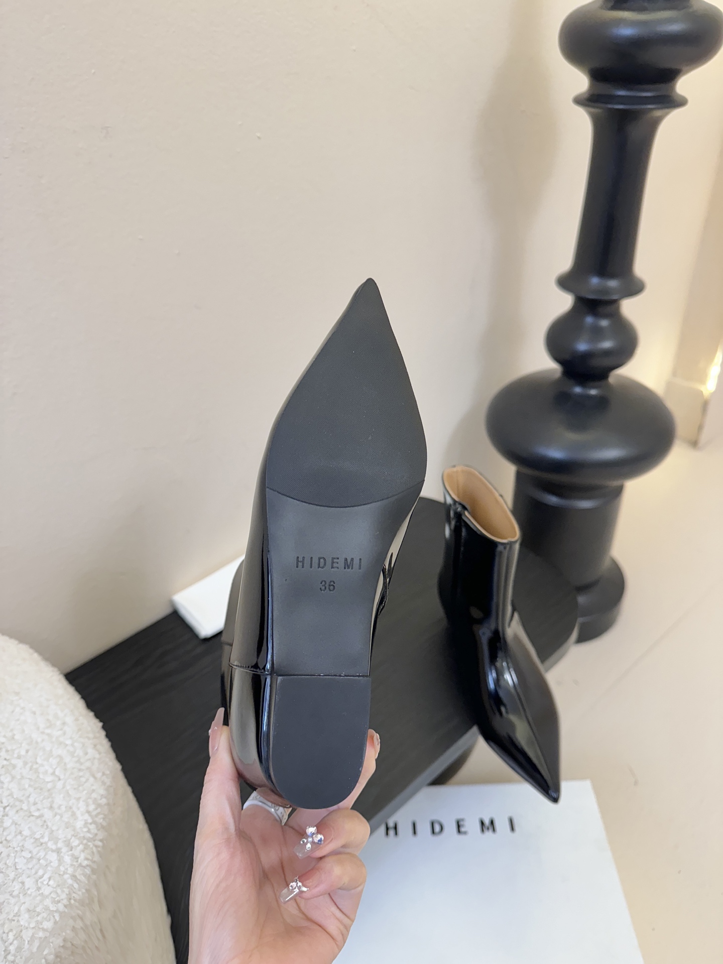 HIDEM* 𝟐𝟓𝐀𝐖新品✔️尖头靴｜把酷飒高级焊在腿上 当漆皮质感撞上先锋方头 这双靴直接改写秋冬时髦