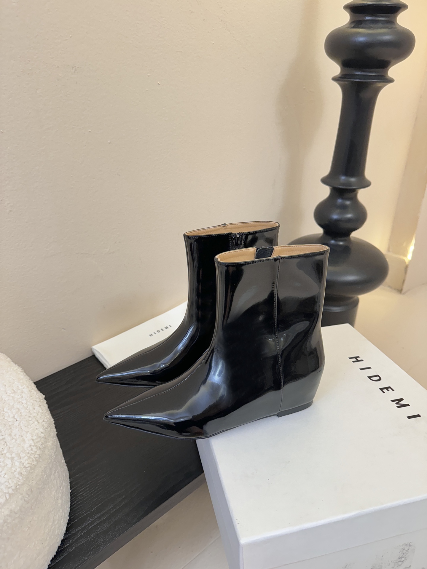 HIDEM* 𝟐𝟓𝐀𝐖新品✔️尖头靴｜把酷飒高级焊在腿上 当漆皮质感撞上先锋方头 这双靴直接改写秋冬时髦
