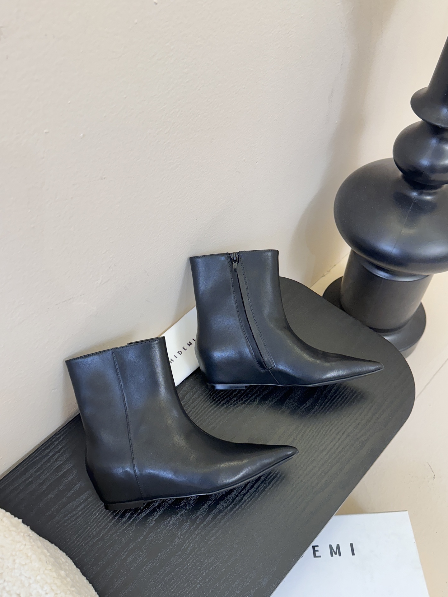 HIDEM* 𝟐𝟓𝐀𝐖新品✔️尖头靴｜把酷飒高级焊在腿上 当漆皮质感撞上先锋方头 这双靴直接改写秋冬时髦