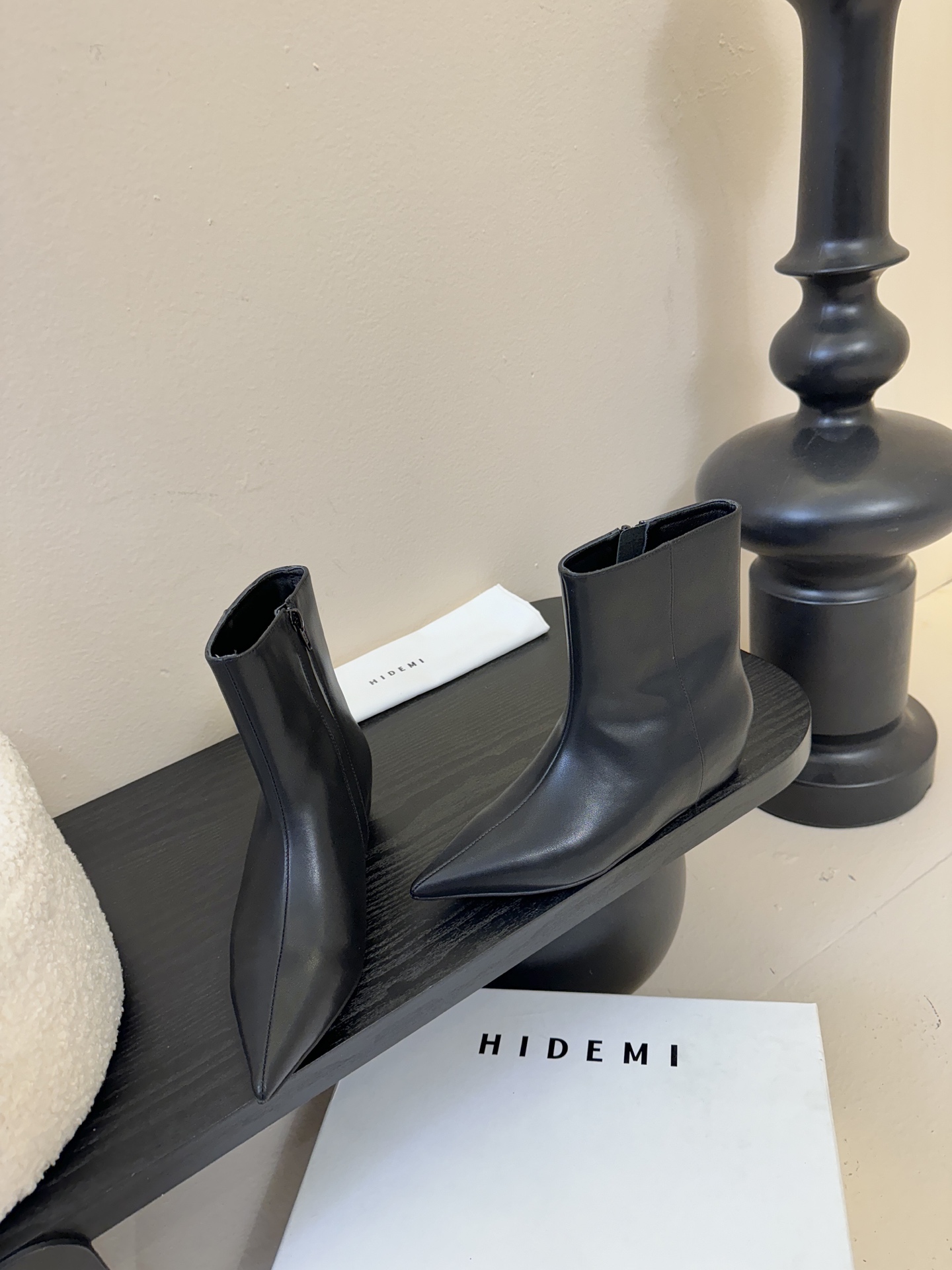 HIDEM* 𝟐𝟓𝐀𝐖新品✔️尖头靴｜把酷飒高级焊在腿上 当漆皮质感撞上先锋方头 这双靴直接改写秋冬时髦