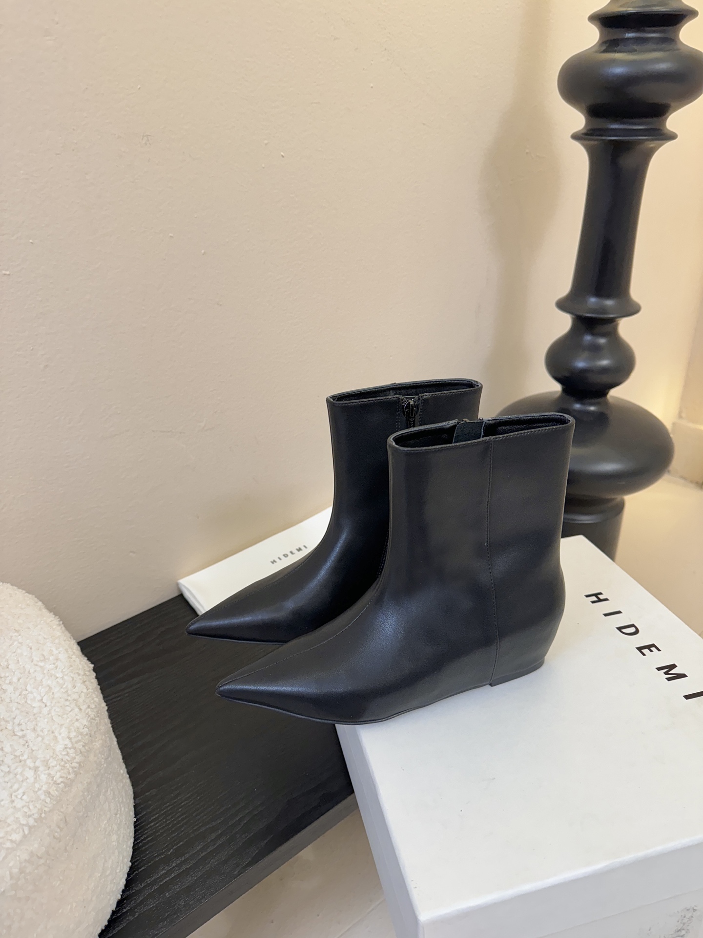 HIDEM* 𝟐𝟓𝐀𝐖新品✔️尖头靴｜把酷飒高级焊在腿上 当漆皮质感撞上先锋方头 这双靴直接改写秋冬时髦