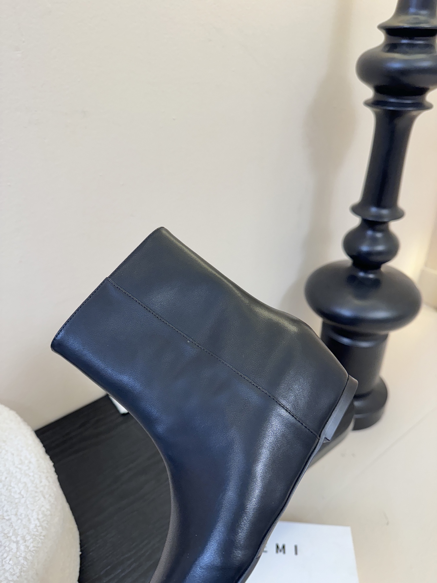 HIDEM* 𝟐𝟓𝐀𝐖新品✔️尖头靴｜把酷飒高级焊在腿上 当漆皮质感撞上先锋方头 这双靴直接改写秋冬时髦