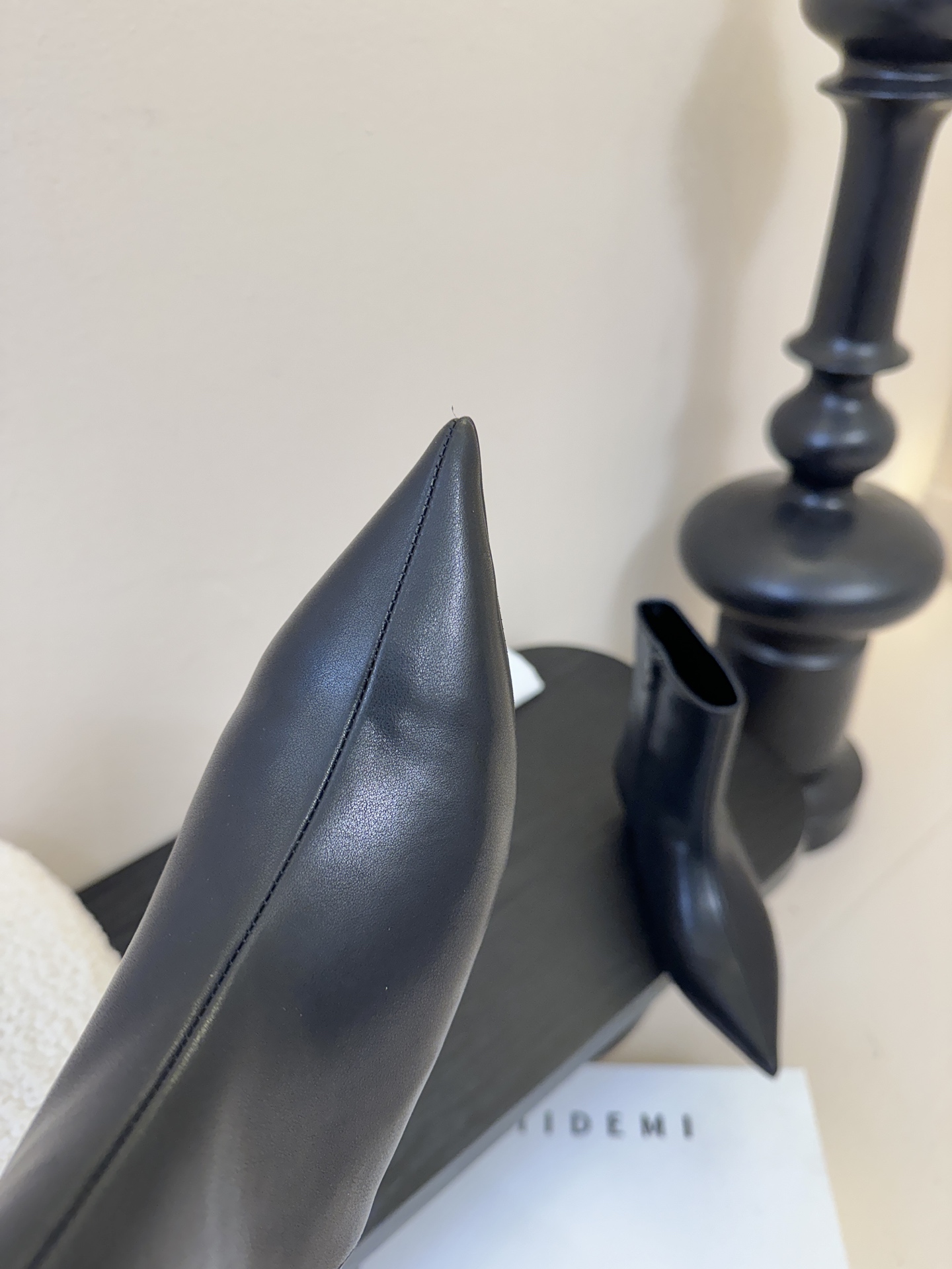 HIDEM* 𝟐𝟓𝐀𝐖新品✔️尖头靴｜把酷飒高级焊在腿上 当漆皮质感撞上先锋方头 这双靴直接改写秋冬时髦