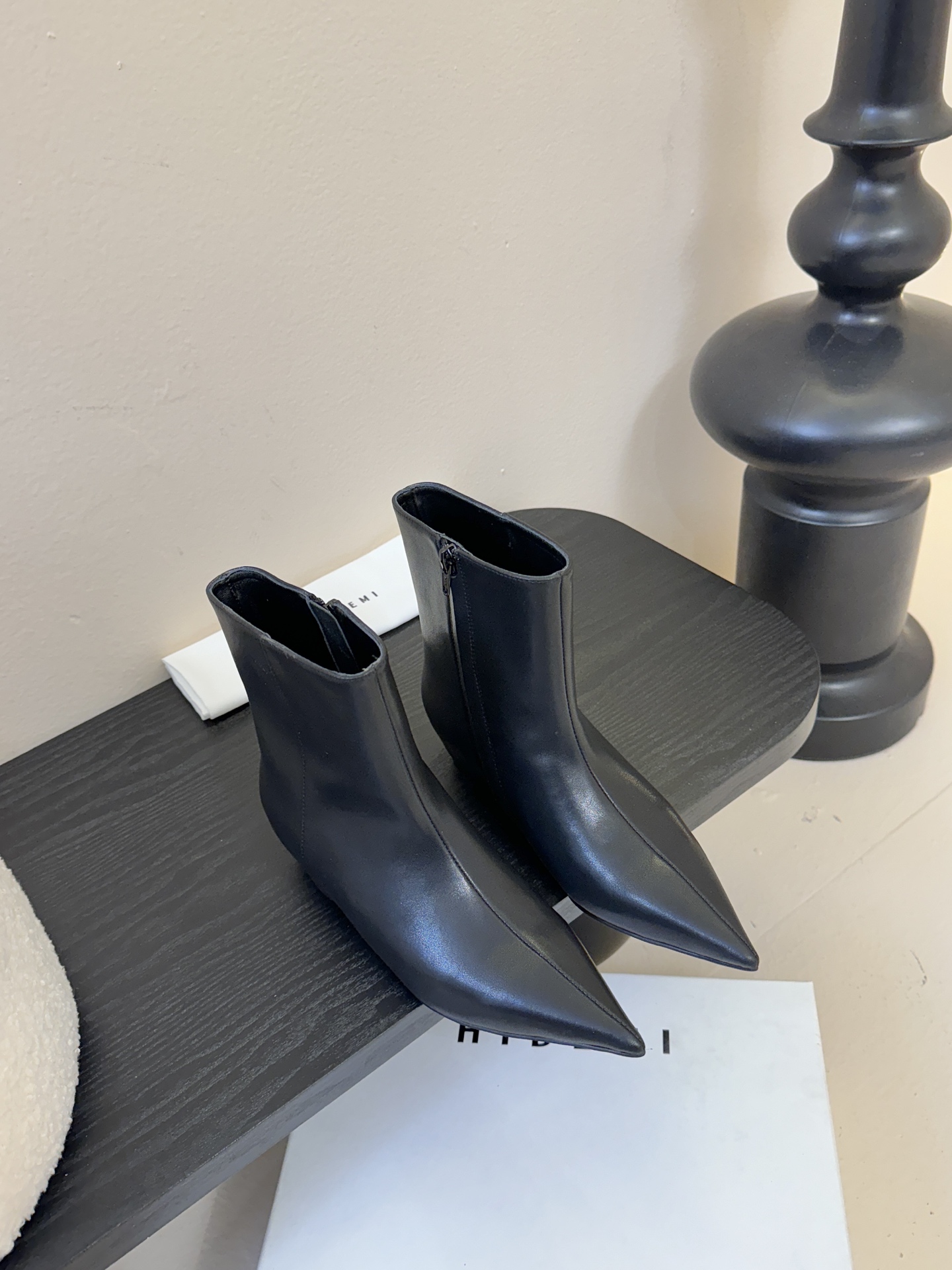 HIDEM* 𝟐𝟓𝐀𝐖新品✔️尖头靴｜把酷飒高级焊在腿上 当漆皮质感撞上先锋方头 这双靴直接改写秋冬时髦