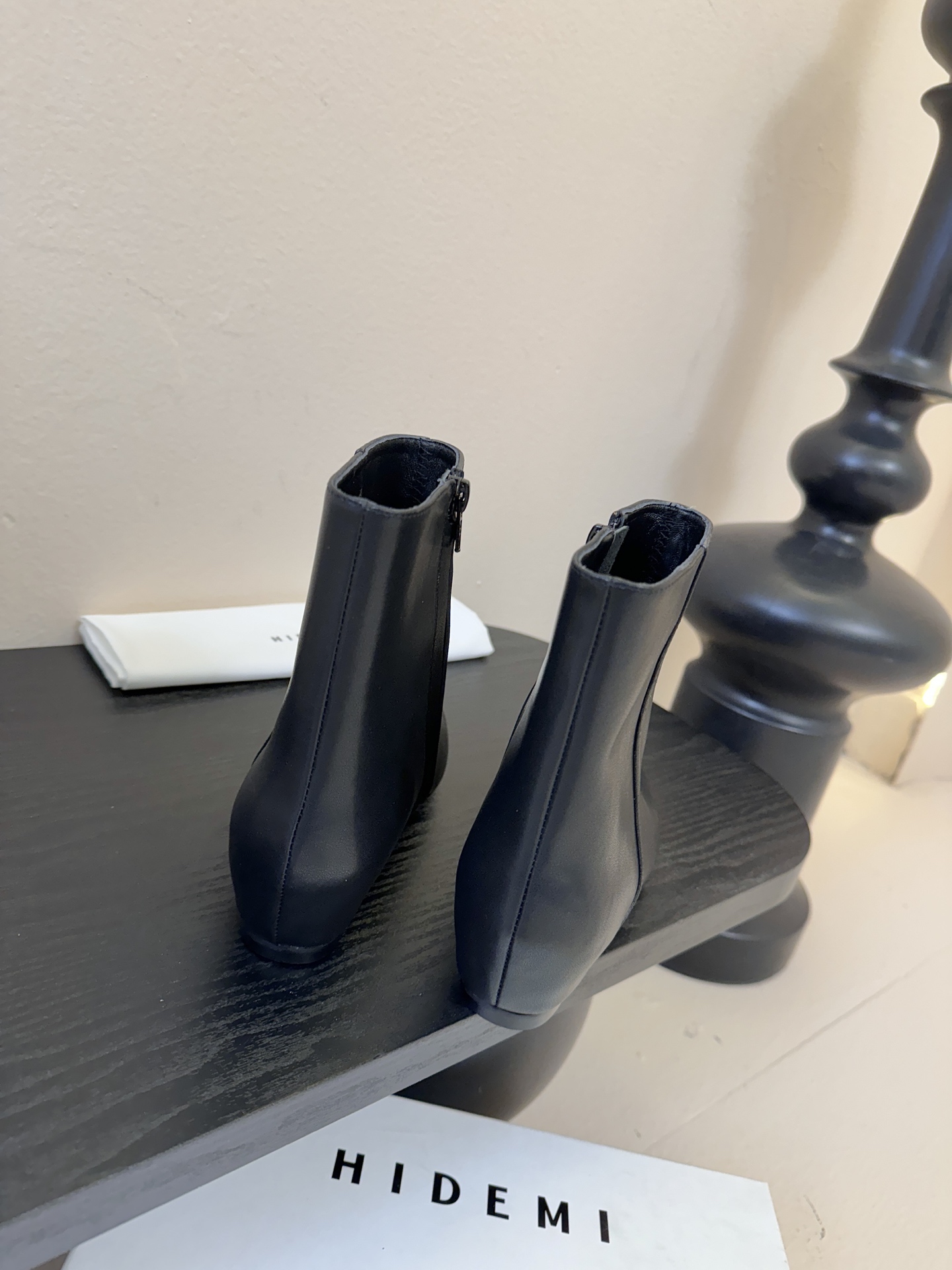 HIDEM* 𝟐𝟓𝐀𝐖新品✔️尖头靴｜把酷飒高级焊在腿上 当漆皮质感撞上先锋方头 这双靴直接改写秋冬时髦