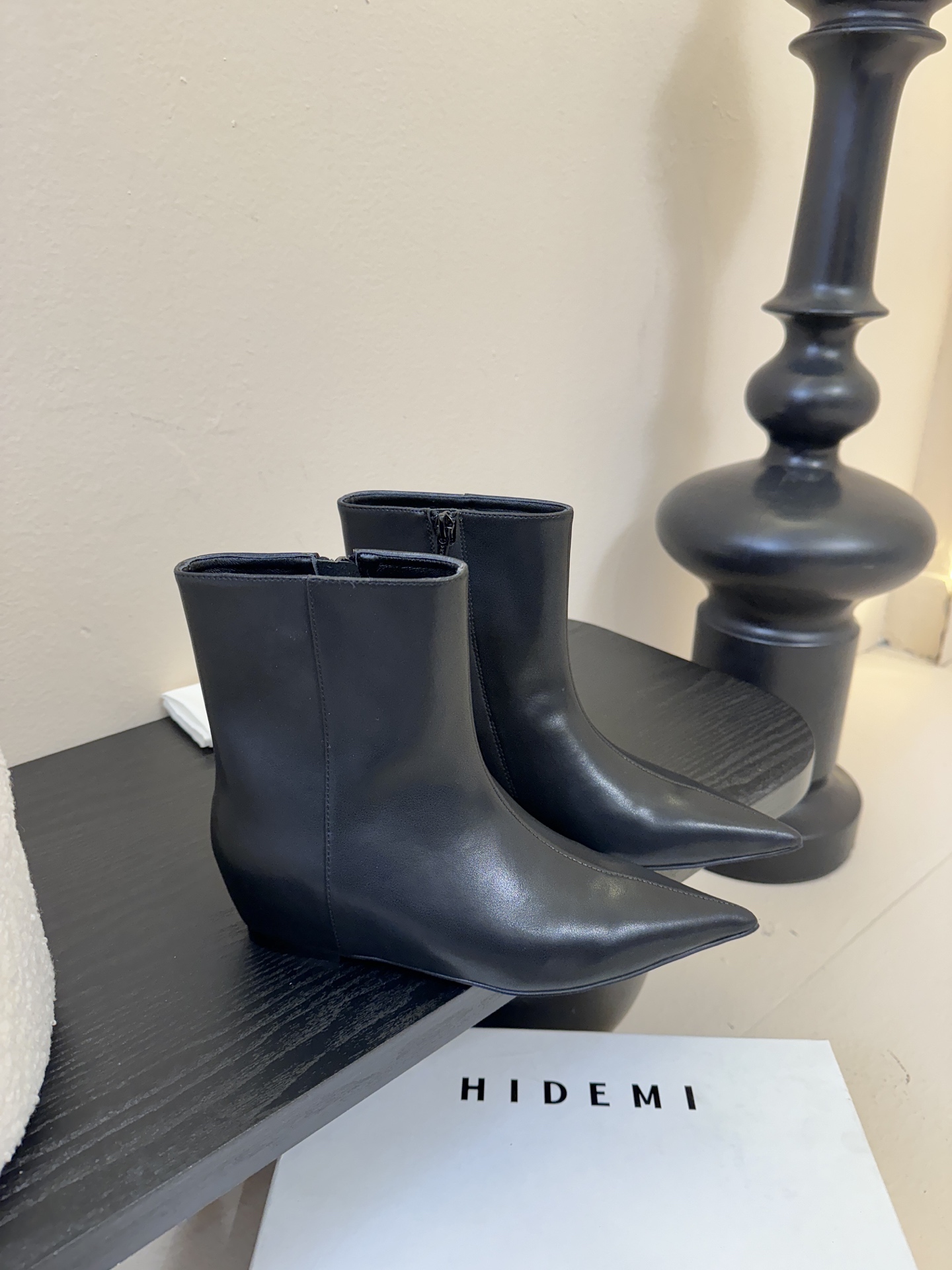 HIDEM* 𝟐𝟓𝐀𝐖新品✔️尖头靴｜把酷飒高级焊在腿上 当漆皮质感撞上先锋方头 这双靴直接改写秋冬时髦