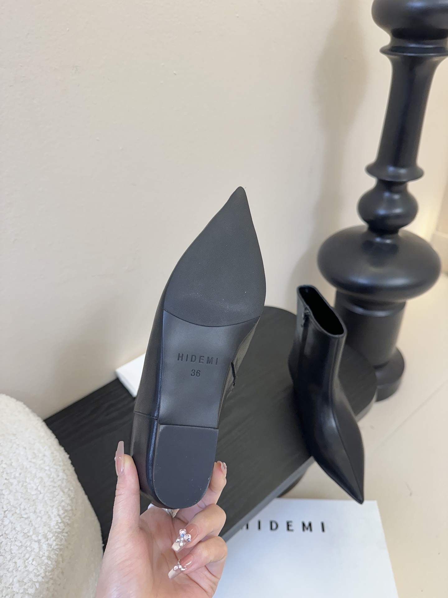 HIDEM* 𝟐𝟓𝐀𝐖新品✔️尖头靴｜把酷飒高级焊在腿上 当漆皮质感撞上先锋方头 这双靴直接改写秋冬时髦