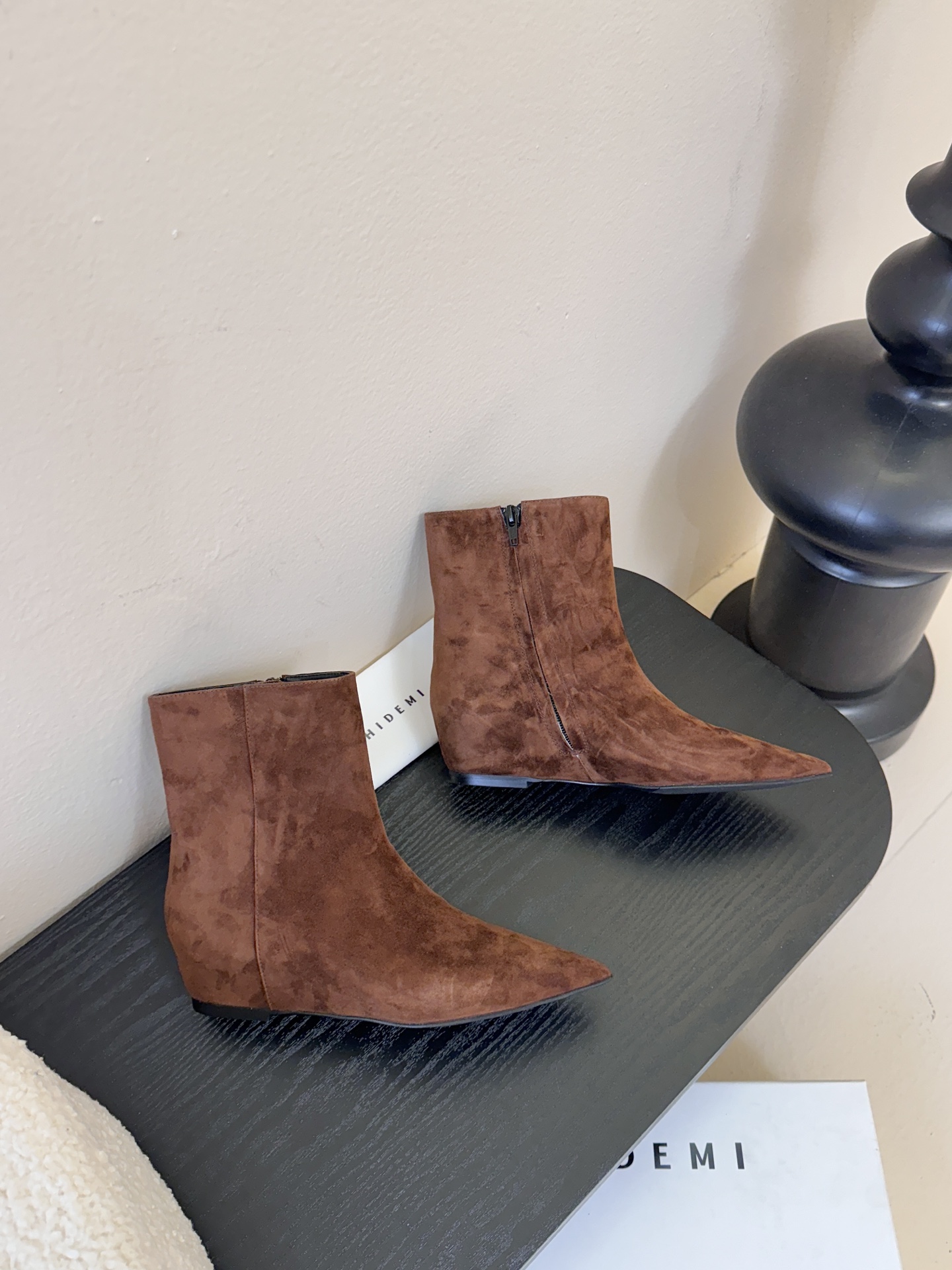 HIDEM* 𝟐𝟓𝐀𝐖新品✔️尖头靴｜把酷飒高级焊在腿上 当漆皮质感撞上先锋方头 这双靴直接改写秋冬时髦