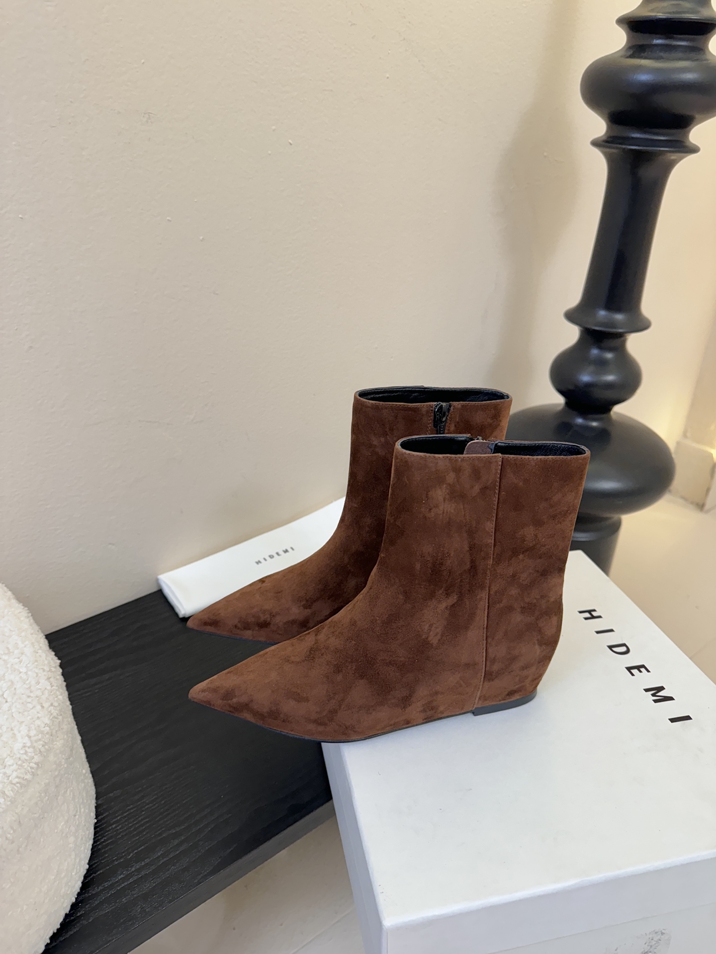 HIDEM* 𝟐𝟓𝐀𝐖新品✔️尖头靴｜把酷飒高级焊在腿上 当漆皮质感撞上先锋方头 这双靴直接改写秋冬时髦