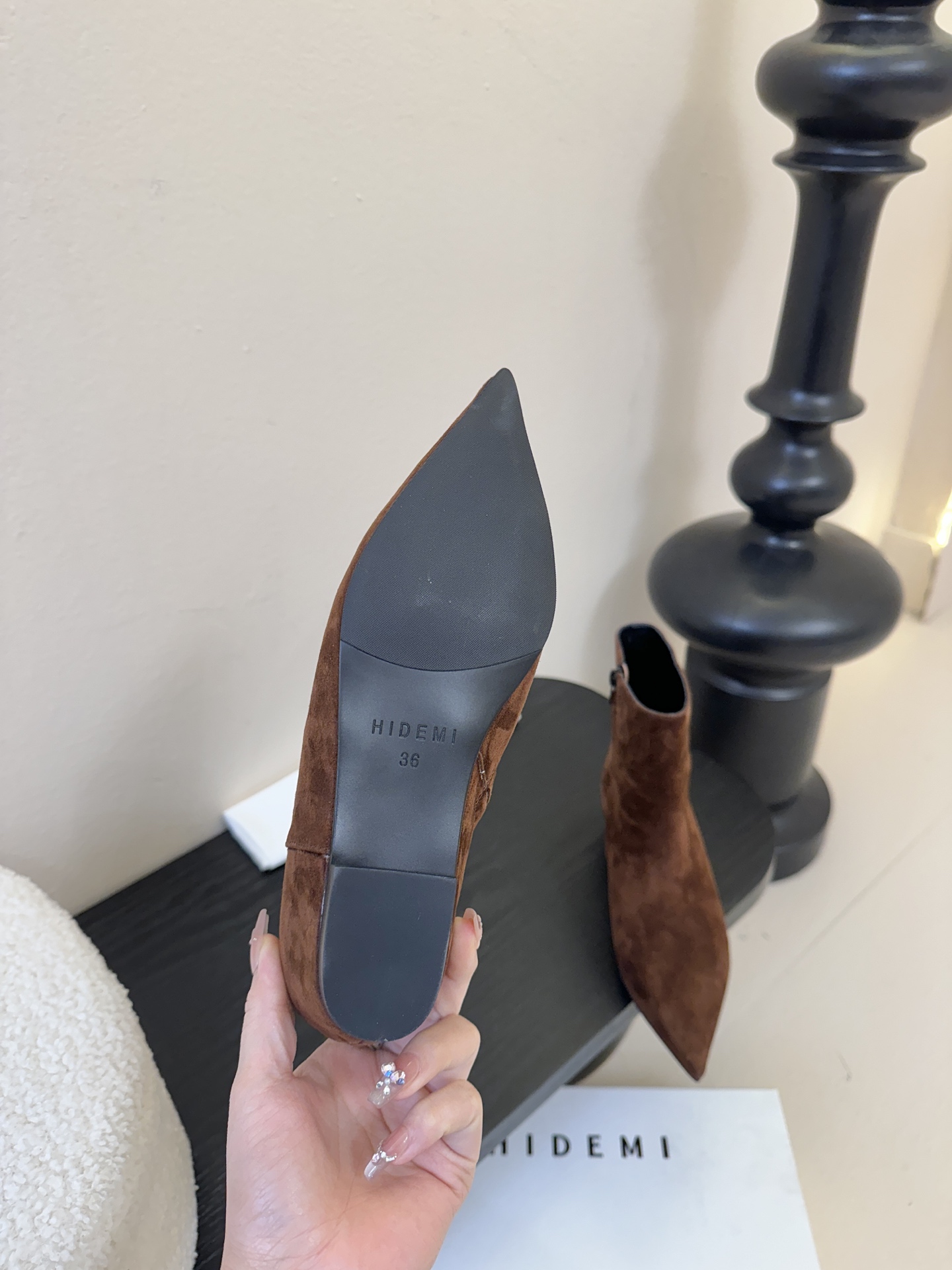 HIDEM* 𝟐𝟓𝐀𝐖新品✔️尖头靴｜把酷飒高级焊在腿上 当漆皮质感撞上先锋方头 这双靴直接改写秋冬时髦