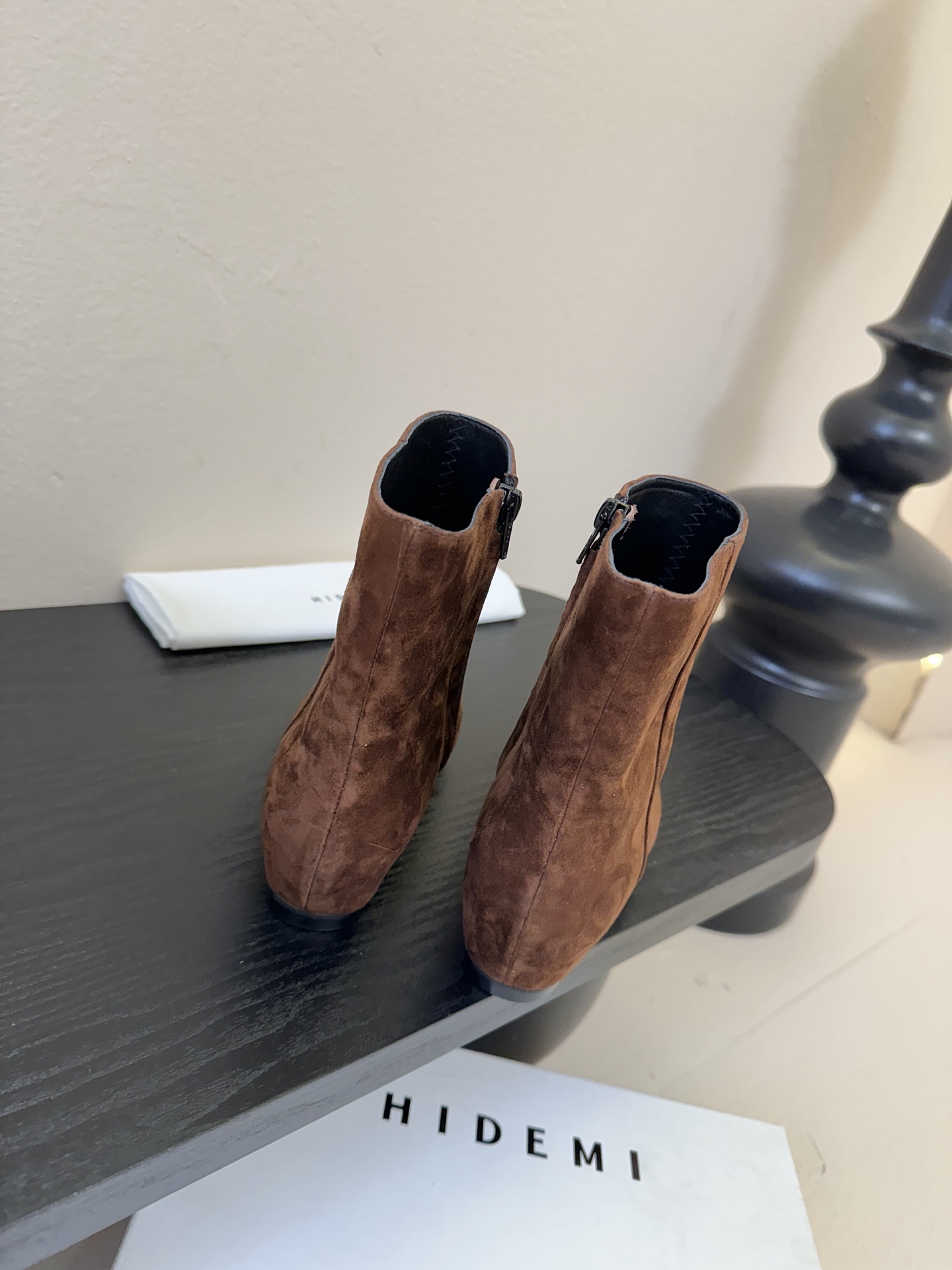 HIDEM* 𝟐𝟓𝐀𝐖新品✔️尖头靴｜把酷飒高级焊在腿上 当漆皮质感撞上先锋方头 这双靴直接改写秋冬时髦