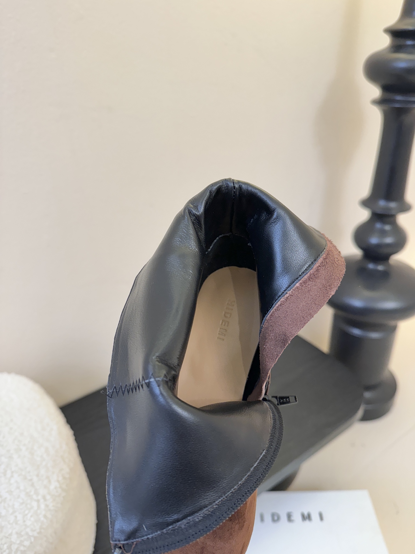 HIDEM* 𝟐𝟓𝐀𝐖新品✔️尖头靴｜把酷飒高级焊在腿上 当漆皮质感撞上先锋方头 这双靴直接改写秋冬时髦