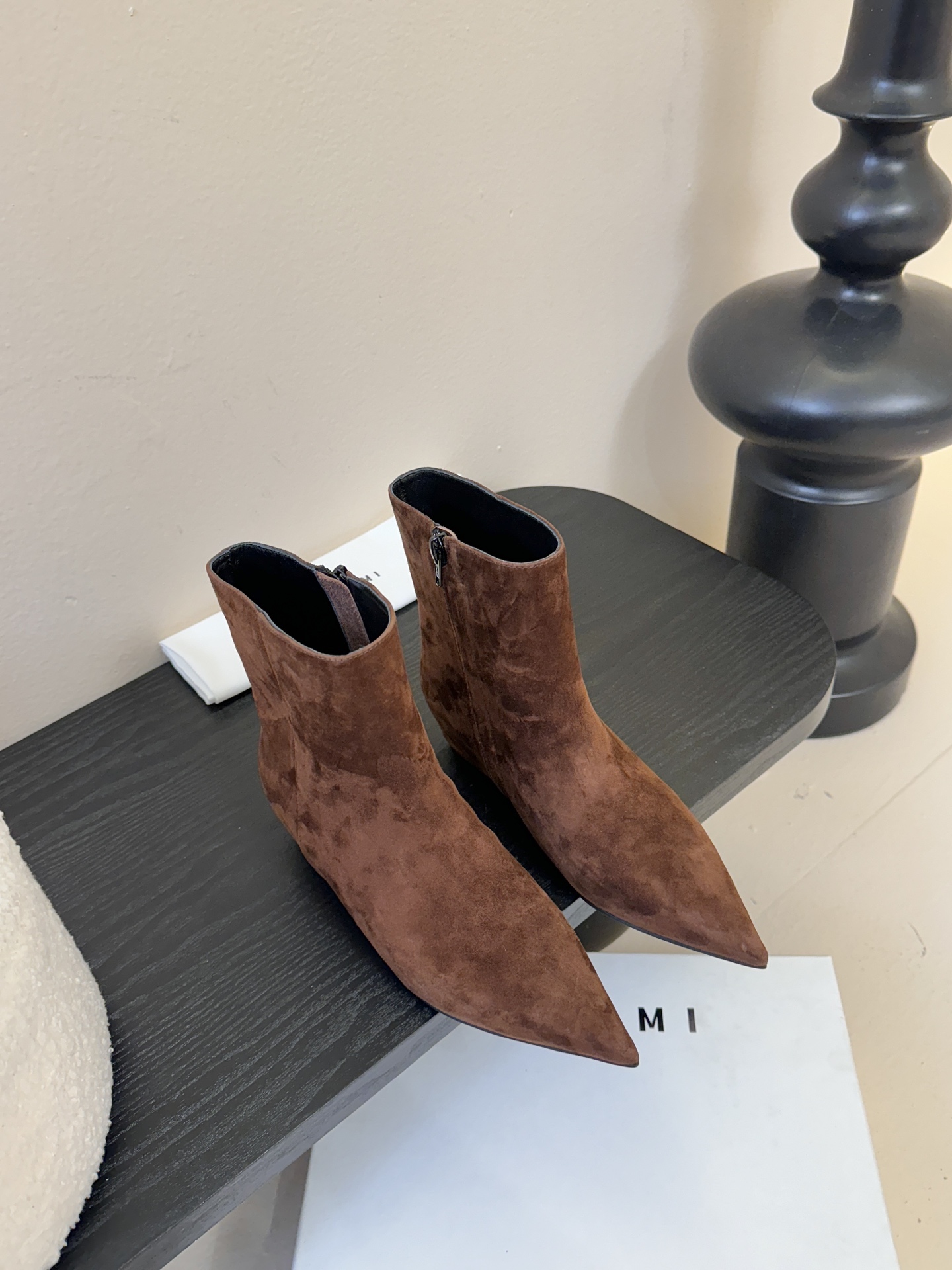 NO:628181,HIDEM* New Product Pointed Toe Boots｜Welding cool and high-end to the legs. Patent leather texture hits the avant-garde square toe. This pair of boots directly rewrites the rules of autumn and winter fashion. Neat zipper + personalized shoe shape. Black and bright and eye-catching. Every step releases the high-end aura of 'keep away from strangers'. HIDEMI's design ingenuity allows you to easily grasp the niche coolness. From now on, your outfit will no longer be mediocre. The upper is imported. Yangjing/cow leather. The lining is imported sheepskin.  ZP molded outsole 35-39 (set at 40.41), boots, boots, cowhide, sheepskin, sheep19860909HIDEM* 新品 尖头靴｜把酷飒高级焊在腿上 当漆皮质感撞上先锋方头 这双靴直接改写秋冬时髦规则 利落拉链+个性鞋型 黑得纯粹又亮得吸睛 每一步都在释放“生人勿近”的高级气场 HIDEMI的设计巧思 让你轻松拿捏小众酷感 从此穿搭不再平庸 鞋面进口.羊京/牛皮. 内里进口羊皮 ZP开模大底 35-39（40.41定）,靴子,boots,cowhide,sheepskin,sheep,Women's Shoes