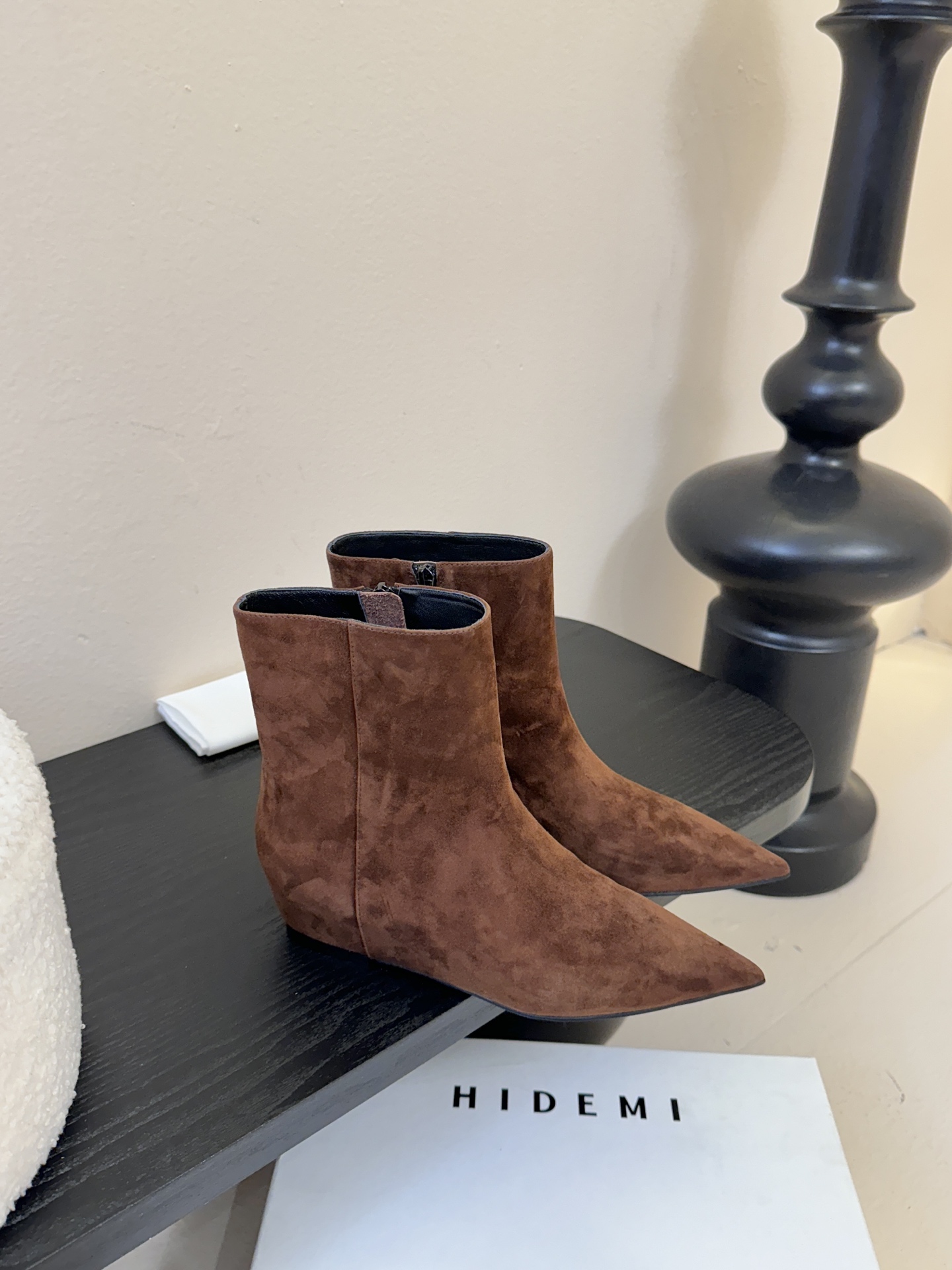 HIDEM* 𝟐𝟓𝐀𝐖新品✔️尖头靴｜把酷飒高级焊在腿上 当漆皮质感撞上先锋方头 这双靴直接改写秋冬时髦