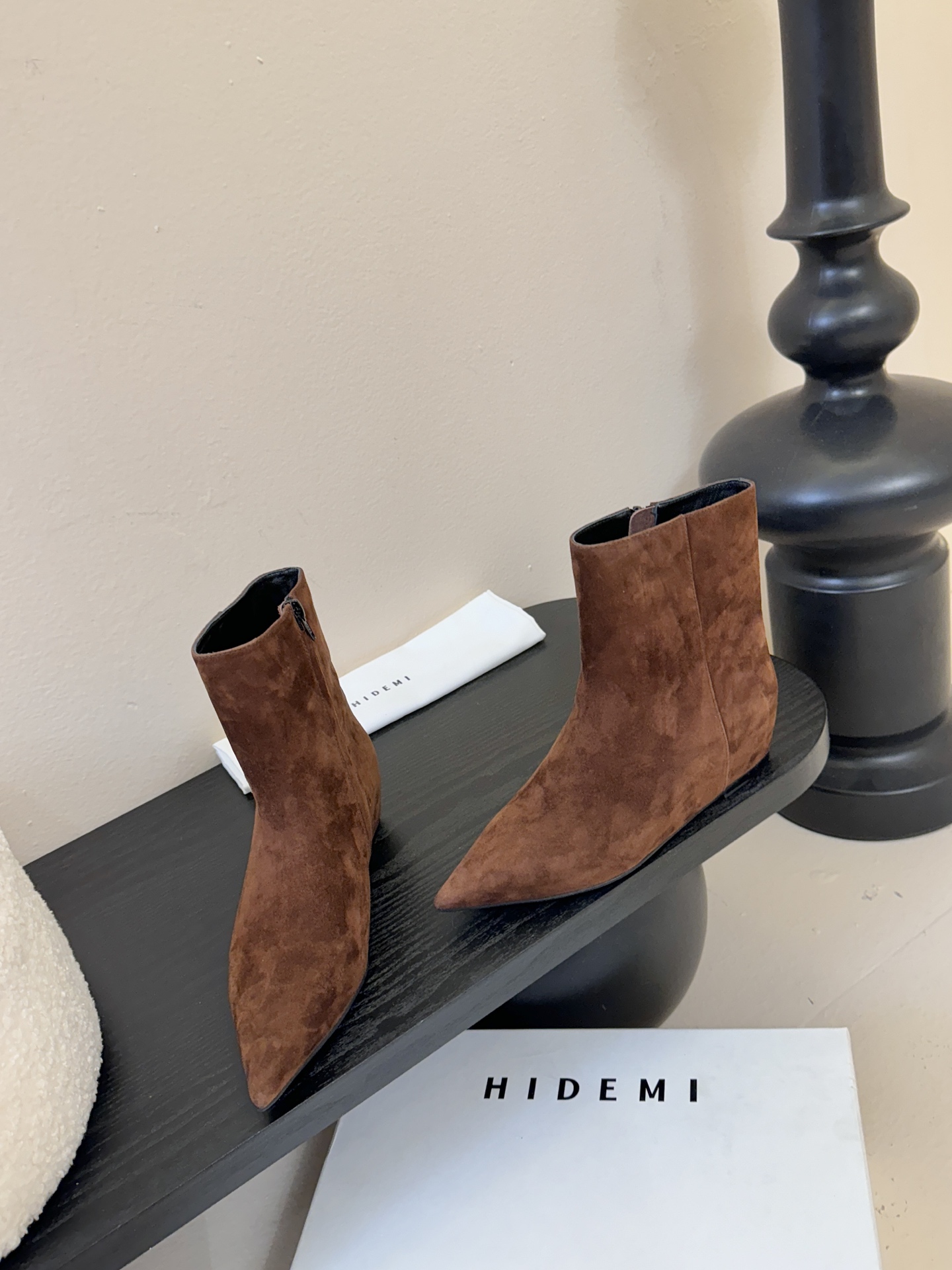 HIDEM* 𝟐𝟓𝐀𝐖新品✔️尖头靴｜把酷飒高级焊在腿上 当漆皮质感撞上先锋方头 这双靴直接改写秋冬时髦