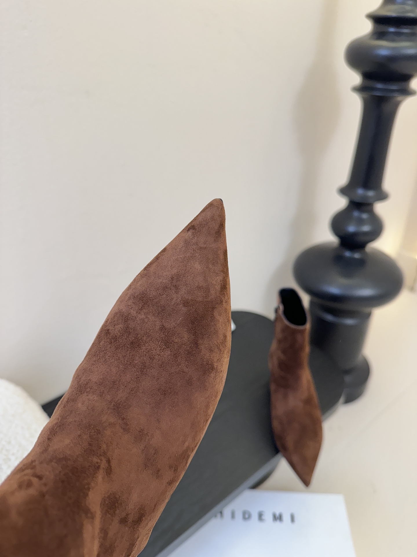 HIDEM* 𝟐𝟓𝐀𝐖新品✔️尖头靴｜把酷飒高级焊在腿上 当漆皮质感撞上先锋方头 这双靴直接改写秋冬时髦