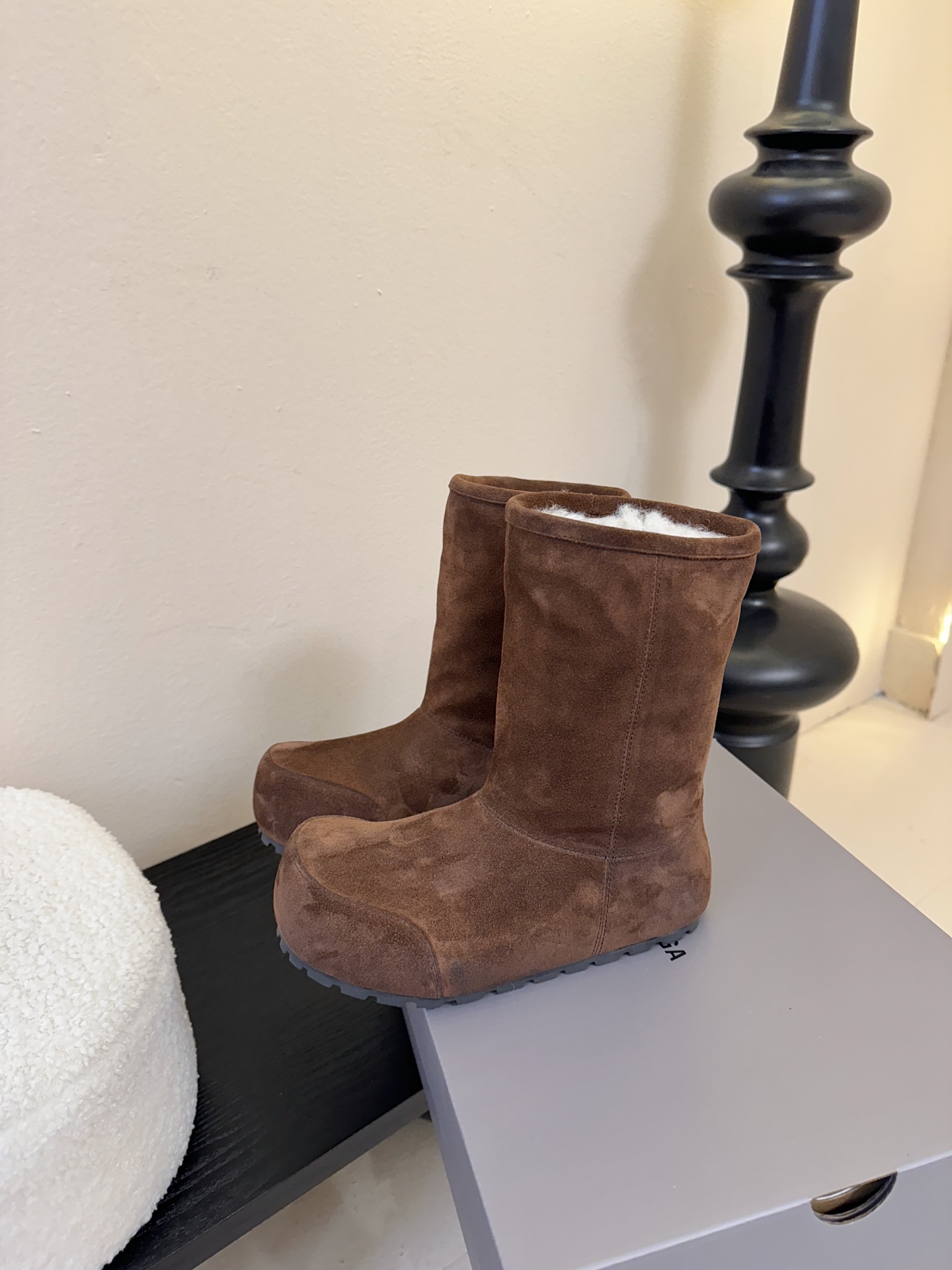 Balenciaga巴黎世家25FW雪地靴棉鞋Venom认准高版本 这款靴子在设计上独具匠心 以绑带与皮