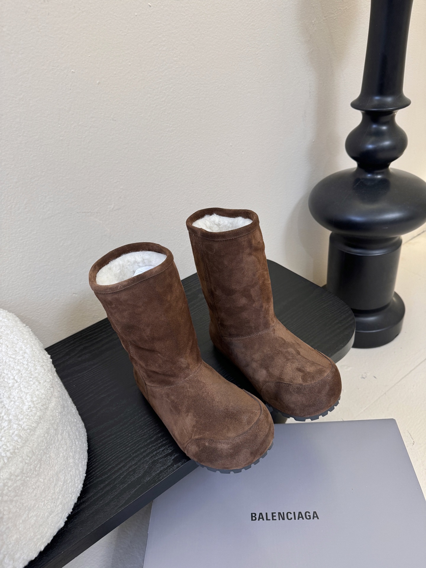 Balenciaga巴黎世家25FW雪地靴棉鞋Venom认准高版本 这款靴子在设计上独具匠心 以绑带与皮