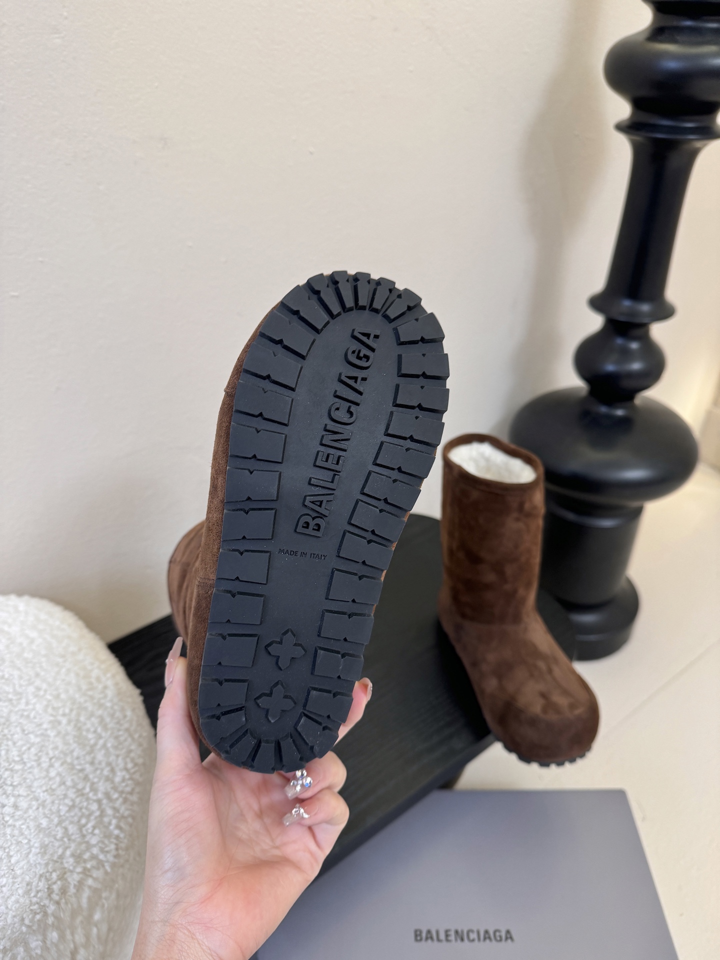 Balenciaga巴黎世家25FW雪地靴棉鞋Venom认准高版本 这款靴子在设计上独具匠心 以绑带与皮