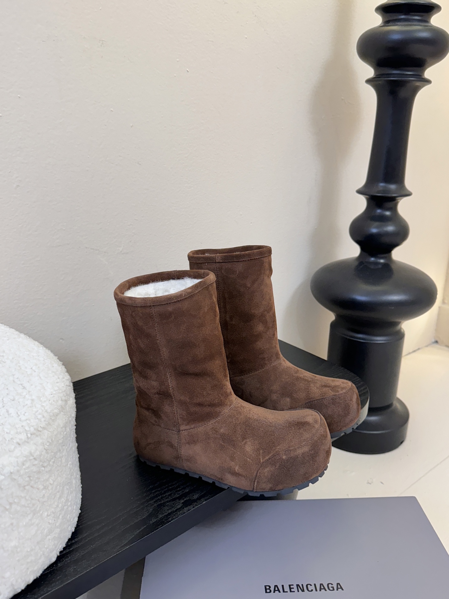 Balenciaga巴黎世家25FW雪地靴棉鞋Venom认准高版本 这款靴子在设计上独具匠心 以绑带与皮