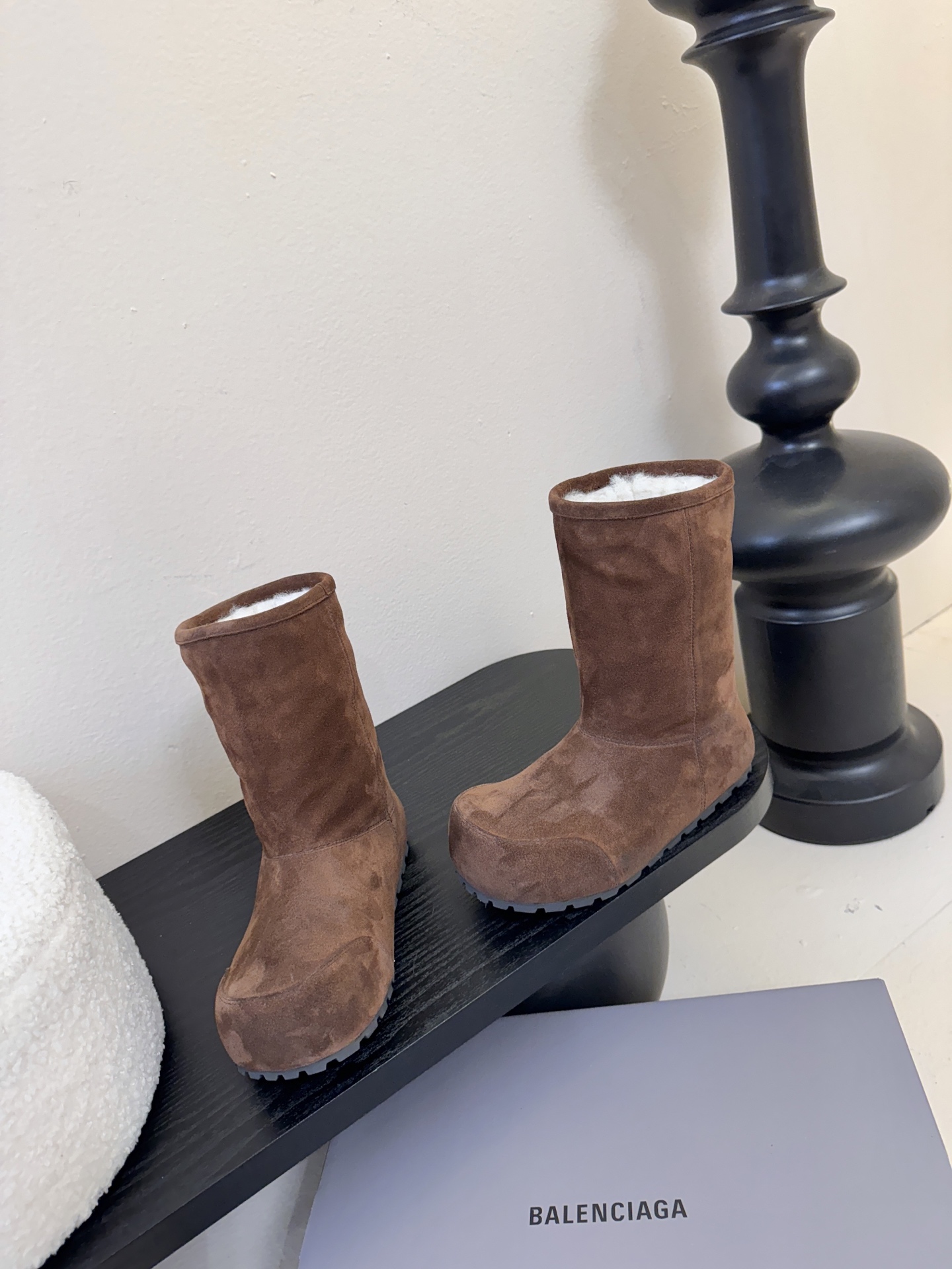 Balenciaga巴黎世家25FW雪地靴棉鞋Venom认准高版本 这款靴子在设计上独具匠心 以绑带与皮