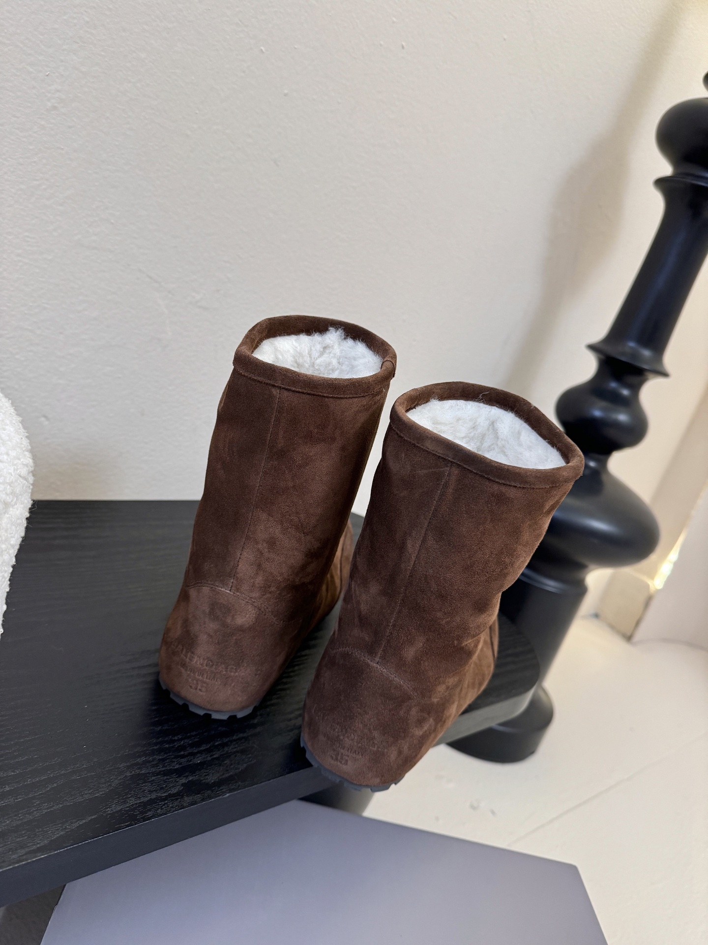 Balenciaga巴黎世家25FW雪地靴棉鞋Venom认准高版本 这款靴子在设计上独具匠心 以绑带与皮