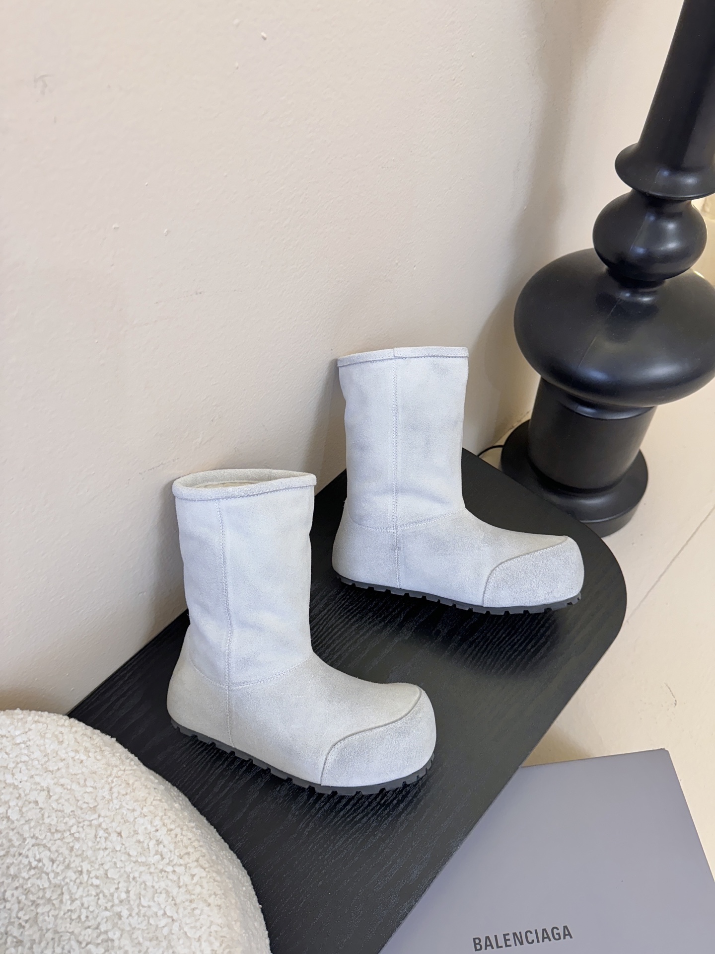 Balenciaga巴黎世家25FW雪地靴棉鞋Venom认准高版本 这款靴子在设计上独具匠心 以绑带与皮