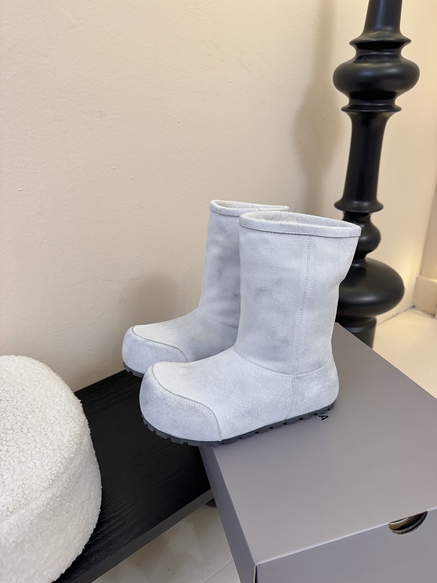 Balenciaga巴黎世家25FW雪地靴棉鞋Venom认准高版本 这款靴子在设计上独具匠心 以绑带与皮