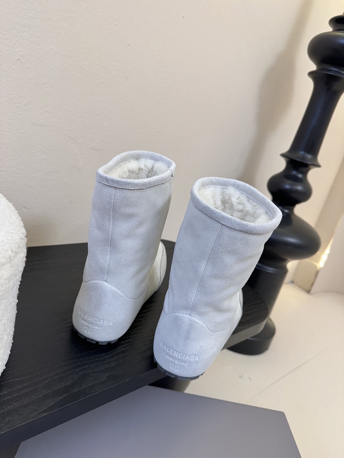 Balenciaga巴黎世家25FW雪地靴棉鞋Venom认准高版本 这款靴子在设计上独具匠心 以绑带与皮