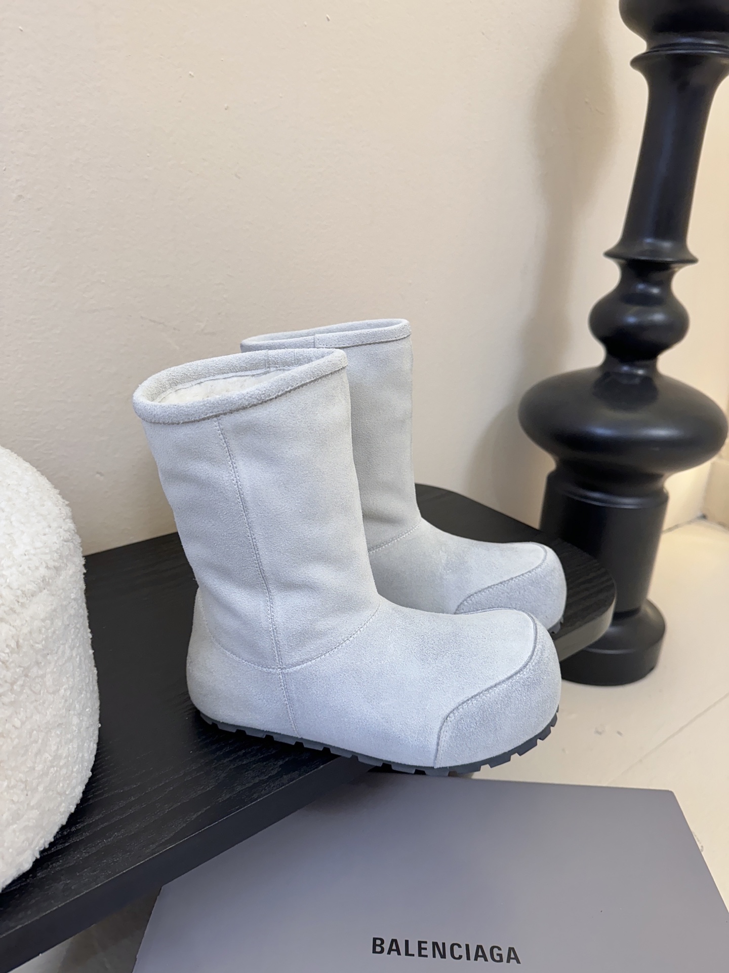 Balenciaga巴黎世家25FW雪地靴棉鞋Venom认准高版本 这款靴子在设计上独具匠心 以绑带与皮