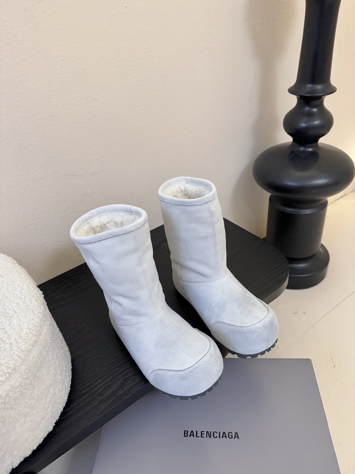 Balenciaga巴黎世家25FW雪地靴棉鞋Venom认准高版本 这款靴子在设计上独具匠心 以绑带与皮