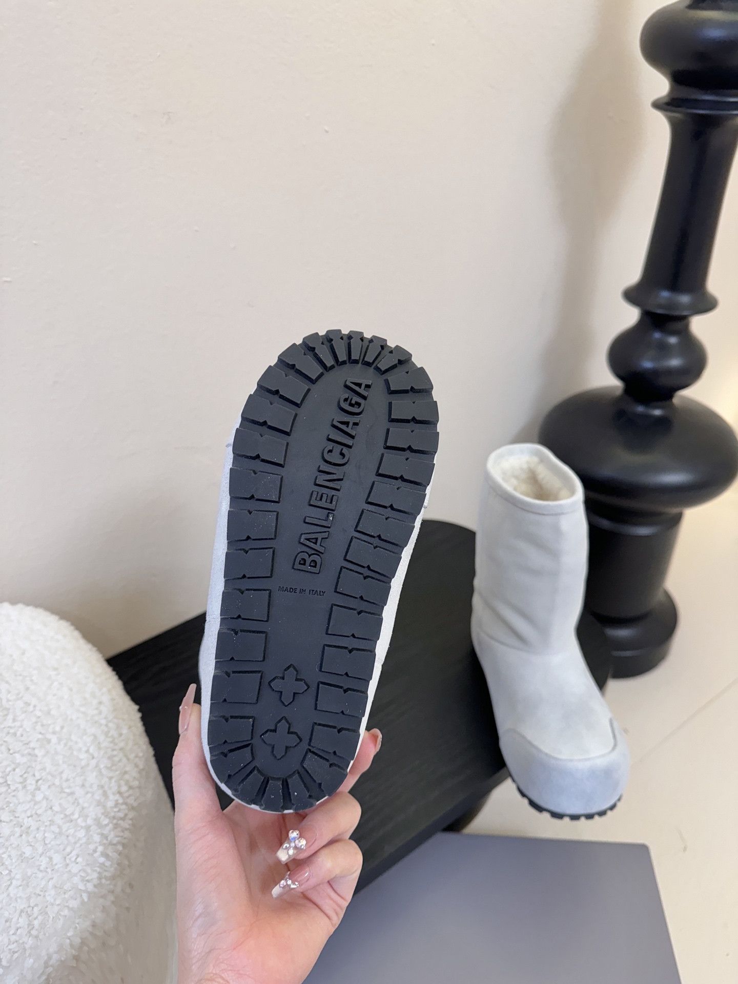 Balenciaga巴黎世家25FW雪地靴棉鞋Venom认准高版本 这款靴子在设计上独具匠心 以绑带与皮