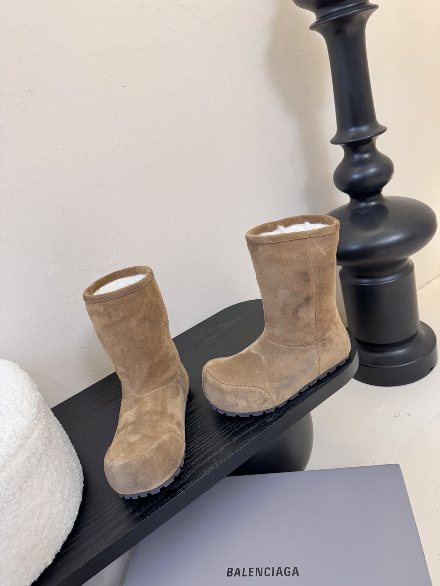 Balenciaga巴黎世家25FW雪地靴棉鞋Venom认准高版本 这款靴子在设计上独具匠心 以绑带与皮