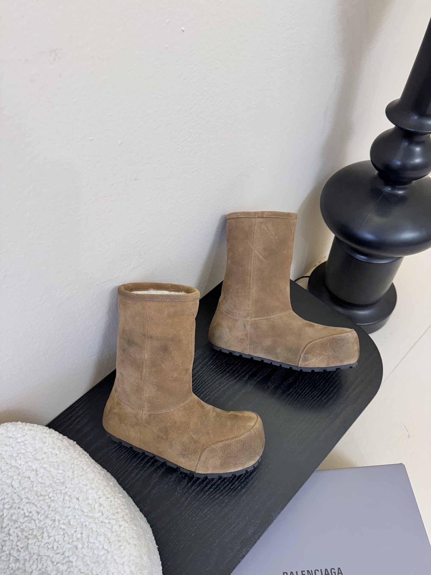 Balenciaga巴黎世家25FW雪地靴棉鞋Venom认准高版本 这款靴子在设计上独具匠心 以绑带与皮