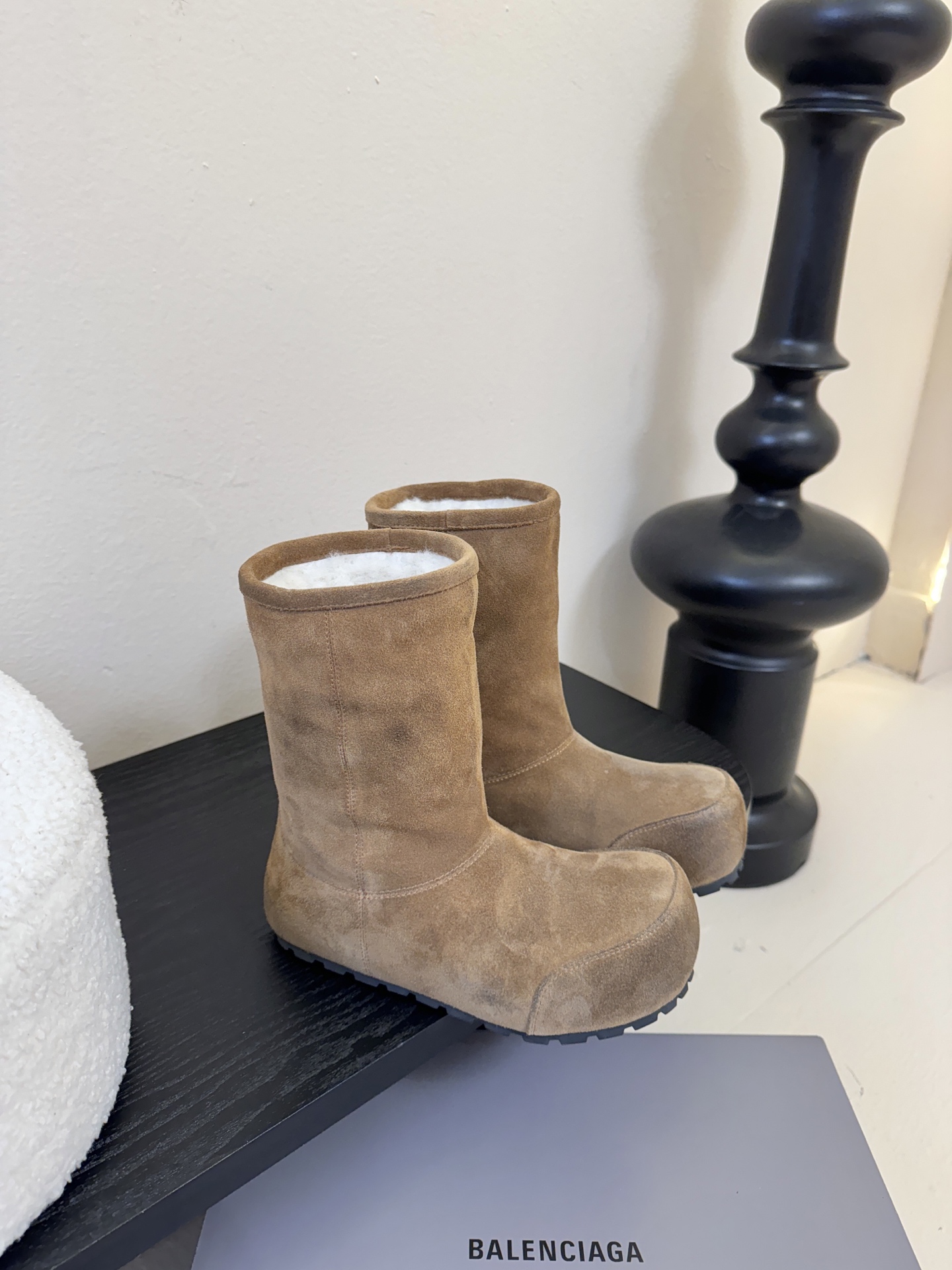 Balenciaga巴黎世家25FW雪地靴棉鞋Venom认准高版本 这款靴子在设计上独具匠心 以绑带与皮