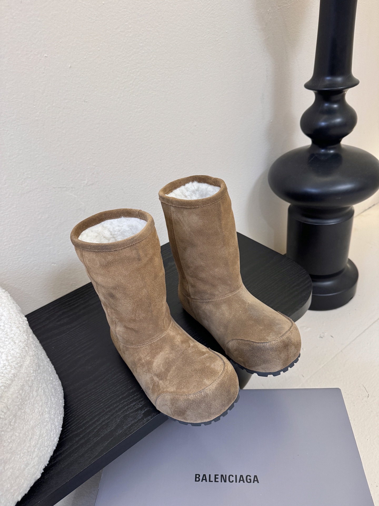 Balenciaga巴黎世家25FW雪地靴棉鞋Venom认准高版本 这款靴子在设计上独具匠心 以绑带与皮