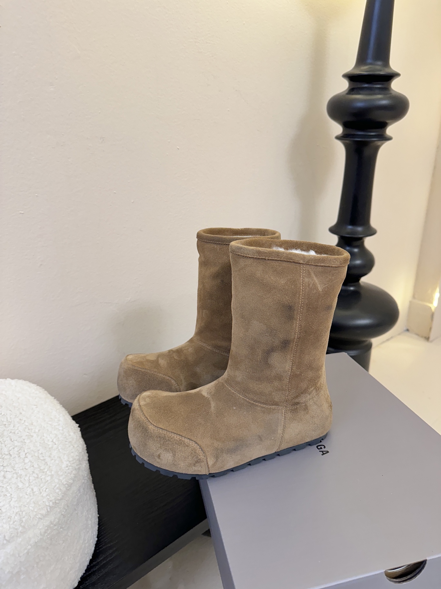 Balenciaga巴黎世家25FW雪地靴棉鞋Venom认准高版本 这款靴子在设计上独具匠心 以绑带与皮