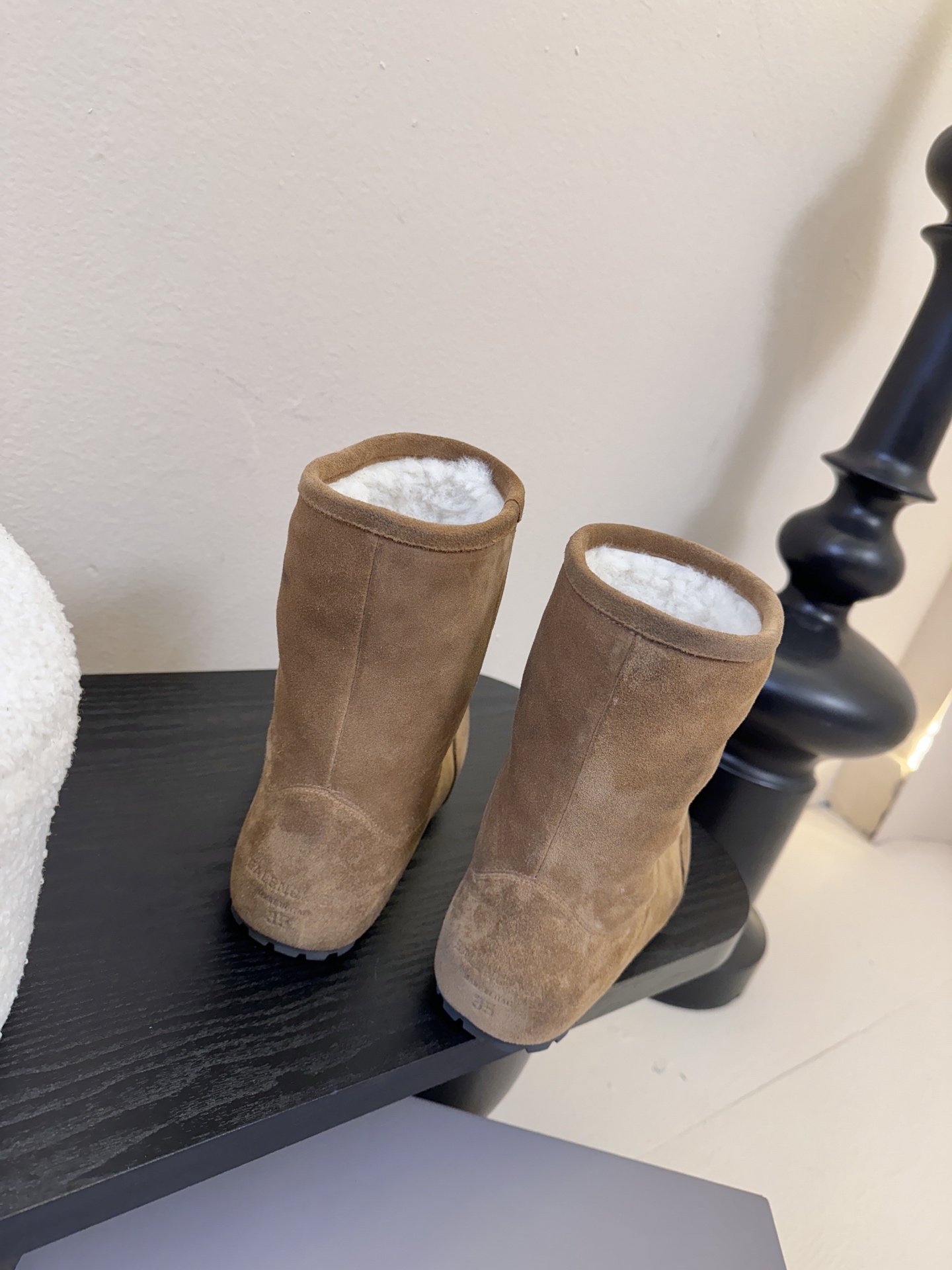 Balenciaga巴黎世家25FW雪地靴棉鞋Venom认准高版本 这款靴子在设计上独具匠心 以绑带与皮