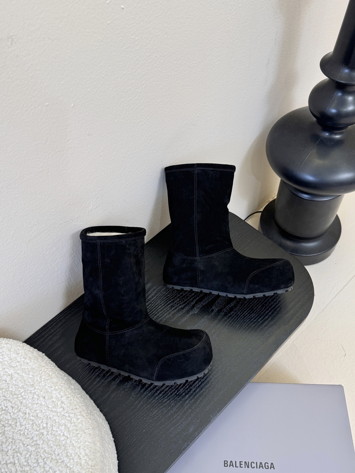 Balenciaga巴黎世家25FW雪地靴棉鞋Venom认准高版本 这款靴子在设计上独具匠心 以绑带与皮