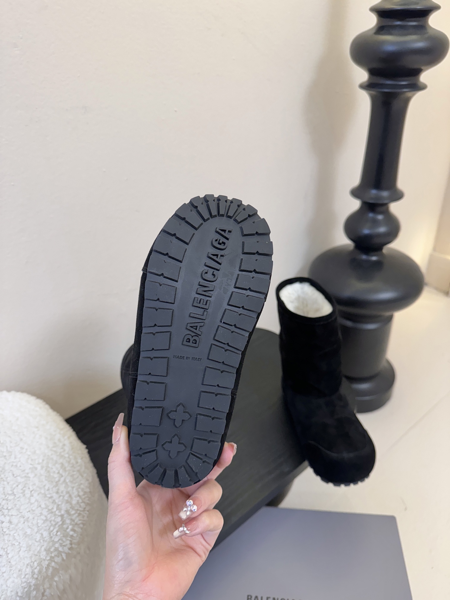 Balenciaga巴黎世家25FW雪地靴棉鞋Venom认准高版本 这款靴子在设计上独具匠心 以绑带与皮