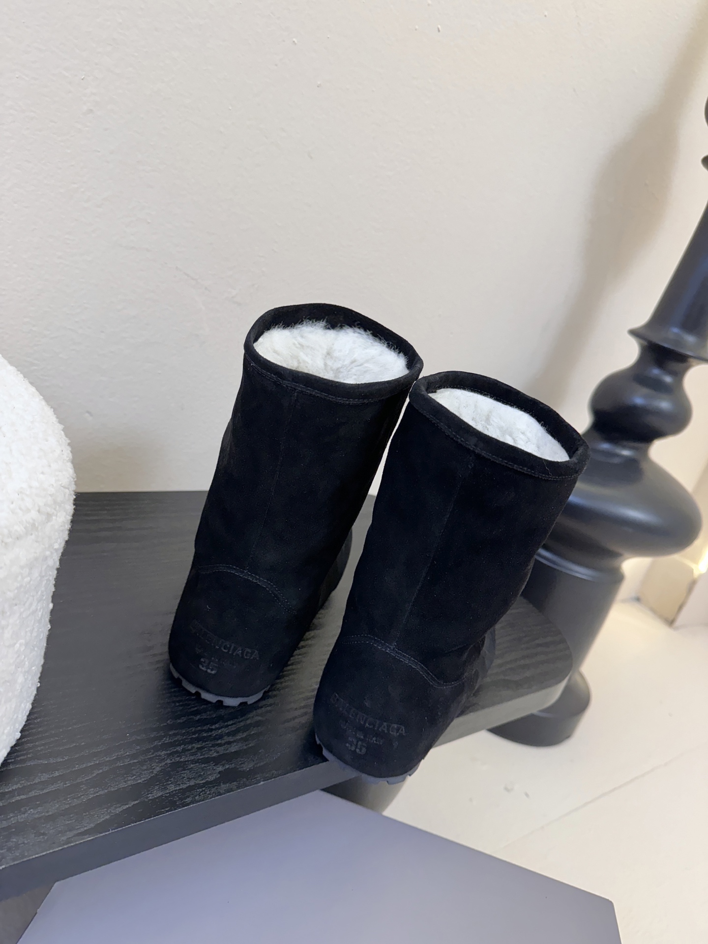 Balenciaga巴黎世家25FW雪地靴棉鞋Venom认准高版本 这款靴子在设计上独具匠心 以绑带与皮