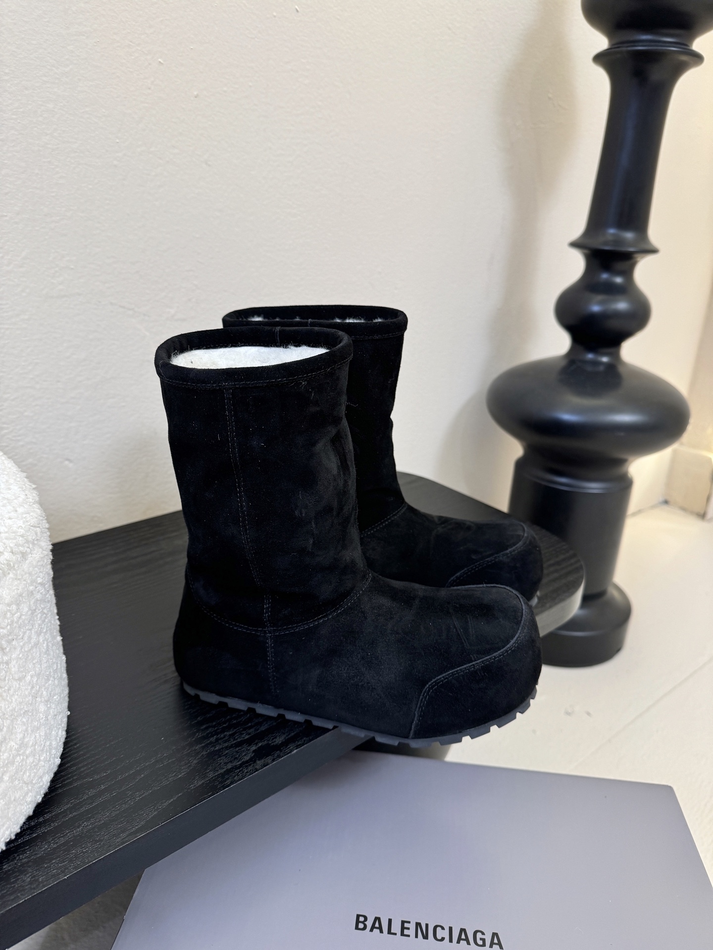 Balenciaga巴黎世家25FW雪地靴棉鞋Venom认准高版本 这款靴子在设计上独具匠心 以绑带与皮