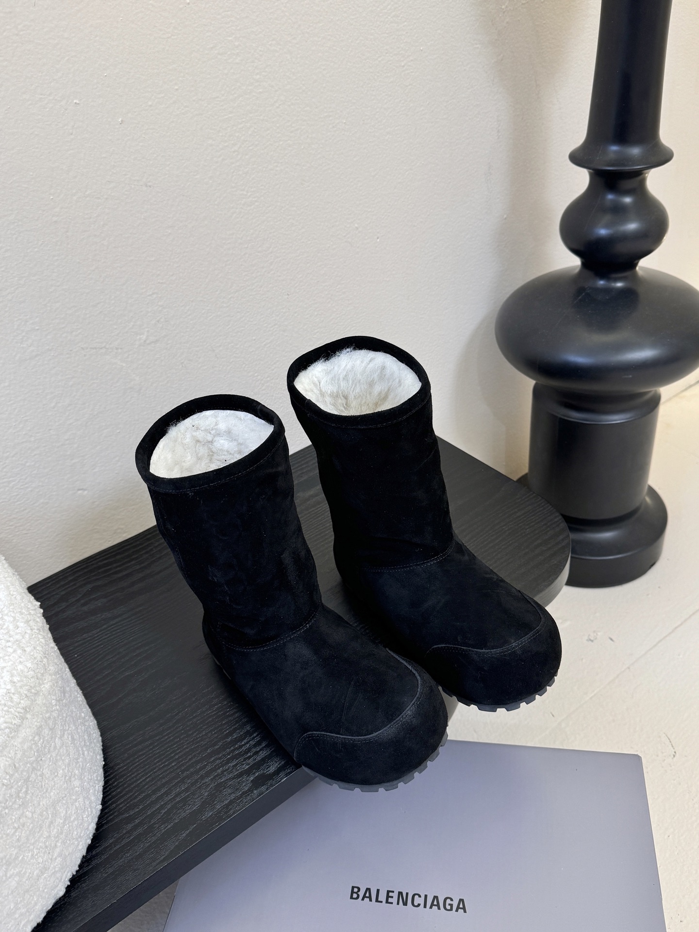 NO:628144,Balenciaga Balenciaga 25FW snow boots, cotton shoes Venom, look for high version. This boot is unique in design, with straps and belt elements as highlights. Not only can the boots fit firmly on the foot, but the tightness can also be adjusted at will. In terms of details, the brand's iconic old hardware is used throughout, cleverly creating a retro wear effect, highlighting individual attitude, and matching with thick toothed rubber soles. It not only ensures the comfort of wearing, but also strengthens the overall sense of fashion and visibility. Venom high boots are undoubtedly a fashion item not to be missed this season. They will add a unique charm to fashion enthusiasts' outfits and lead a new wave of fashion. Boot height. Upper layer of cowhide nubuck leather. Lining of imported wool. Size 35-40 (40 customization is non-returnable and non-exchangeable). Snow boots, balenciaga, balenciaga, boots, cowhide19860909Balenciaga巴黎世家25FW雪地靴棉鞋Venom认准高版本 这款靴子在设计上独具匠心 以绑带与皮带元素作为亮点 不仅能将靴子稳固贴合于足部 更可随心调节松紧 在细节处理上 品牌标志性的做旧五金件贯穿始终 巧妙营造出复古磨损效果,彰显个性态度搭配厚实的齿状橡胶鞋底 既保证了穿着的舒适度,又强化了整体的时尚感与辦识度Venom高筒靴无疑是本季不容错过的时尚单品,它将为时尚爱好者们的穿搭增添别样魅力,引领新一轮的潮流风尚 靴筒高度 鞋面头层牛皮磨砂皮 内里进口羊毛 尺码35-40(40定制不退不换),雪地靴,balenciaga,balenciaga,boots,cowhide,Women's Shoes