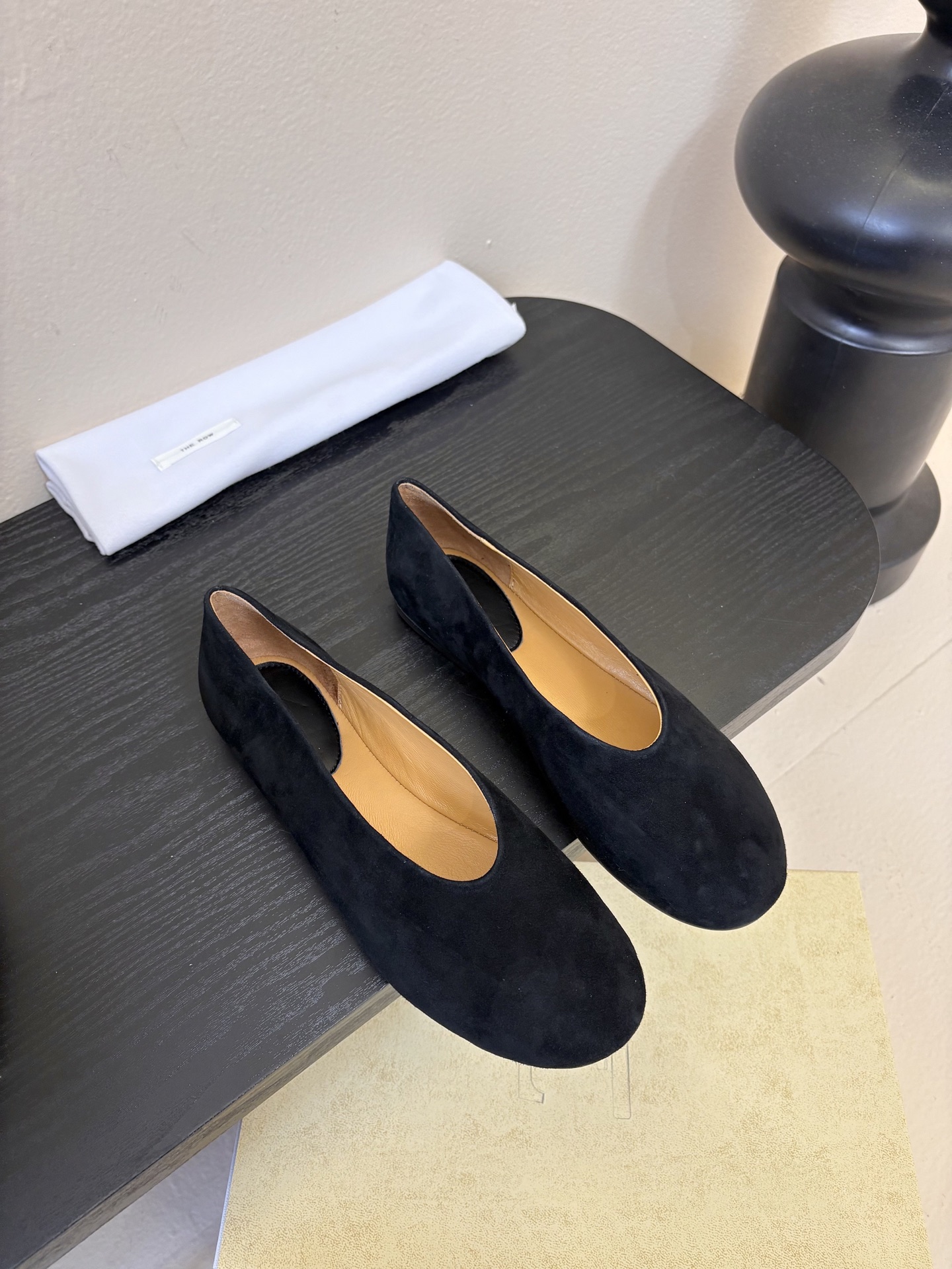 NO:628197,The ro*26 new early spring Mary Jane flat shoes, dancing shoes and grandma shoes!  It’s rare to see a dance shoe that is so detailed and very tolerant to the foot. It modifies the foot shape properly without losing its unique charm. It is convenient and convenient to put on the foot. It is also very comfortable and can be worn in daily life. It is super versatile!  The upper is made of imported sheepskin, lining sheepskin, foot padding sheepskin, outsole Italian genuine leather outsole, size: 35-40 (40 customized, non-refundable), single shoes, mary jane, sheepskin, sheepskin, Leather soles19860909The ro*26早春新款玛丽珍平底单鞋跳舞鞋奶奶鞋！很少会看到一款跳舞鞋会做到这么精细、而且对脚的包容性特别强,把脚型修饰得妥妥的,又不失独特韵味,上脚方便便捷,且非常舒适、日常穿都没有问题的、超级百搭！ 鞋面采用进口羊京 内里羊皮 垫脚羊皮 大底意大利真皮大底 码数:35-40（40订做不退换）,单鞋,mary jane,sheepskin,sheep,Leather soles,Women's Shoes